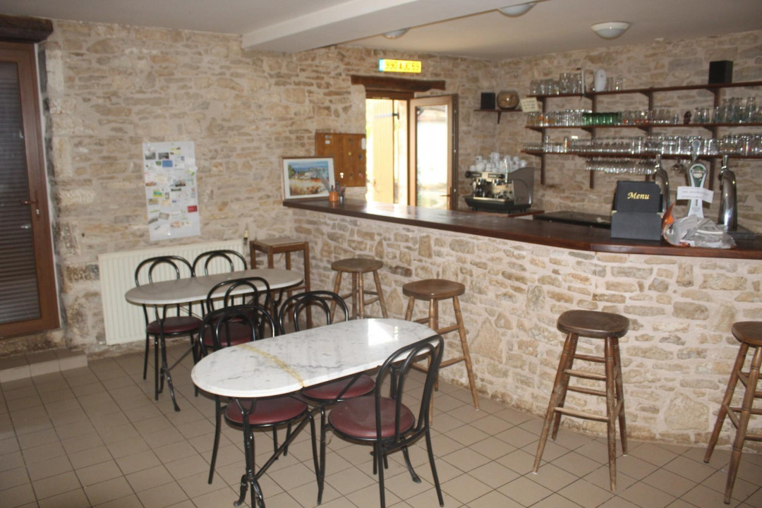 La commune de MAYAC (330 habitants) recherche un exploitant pour son bar-restaurant, situé dans le centre du village, aux portes du Périgord vert dont la situation géographique offre un bel environnement touristique avec la proximité de la vallée de l’Auvézère et du Pays d’Ans.

Ce commerce présente un outil de travail fonctionnel dans un bâtiment en pierres apparentes bien entretenu et offrant un cadre chaleureux.

Capacité : petite salle de restaurant de 30 couverts + Grande salle de 70 couverts + salle de bar : 6 places et une grande terrasse ombragée sur l’arrière + petite terrasse devant le commerce. Le gros équipement de cuisine et mobilier appartiennent à la commune. Licence IV mise à disposition.

Cuisine souhaitée : traditionnelle pour une clientèle de locaux, ouvriers et touristique.

Faible investissement de démarrage concernant le petit matériel de cuisine.

Loyer pour le fonds de commerce 379.32€ HT et le logement de 220 € HT mensuel. Deux mois de cautions demandées.

Le logement à l’étage comprend : cuisine, salle à manger, sanitaires et trois chambres.

Idéal pour un couple – Solide expérience en cuisine demandée.