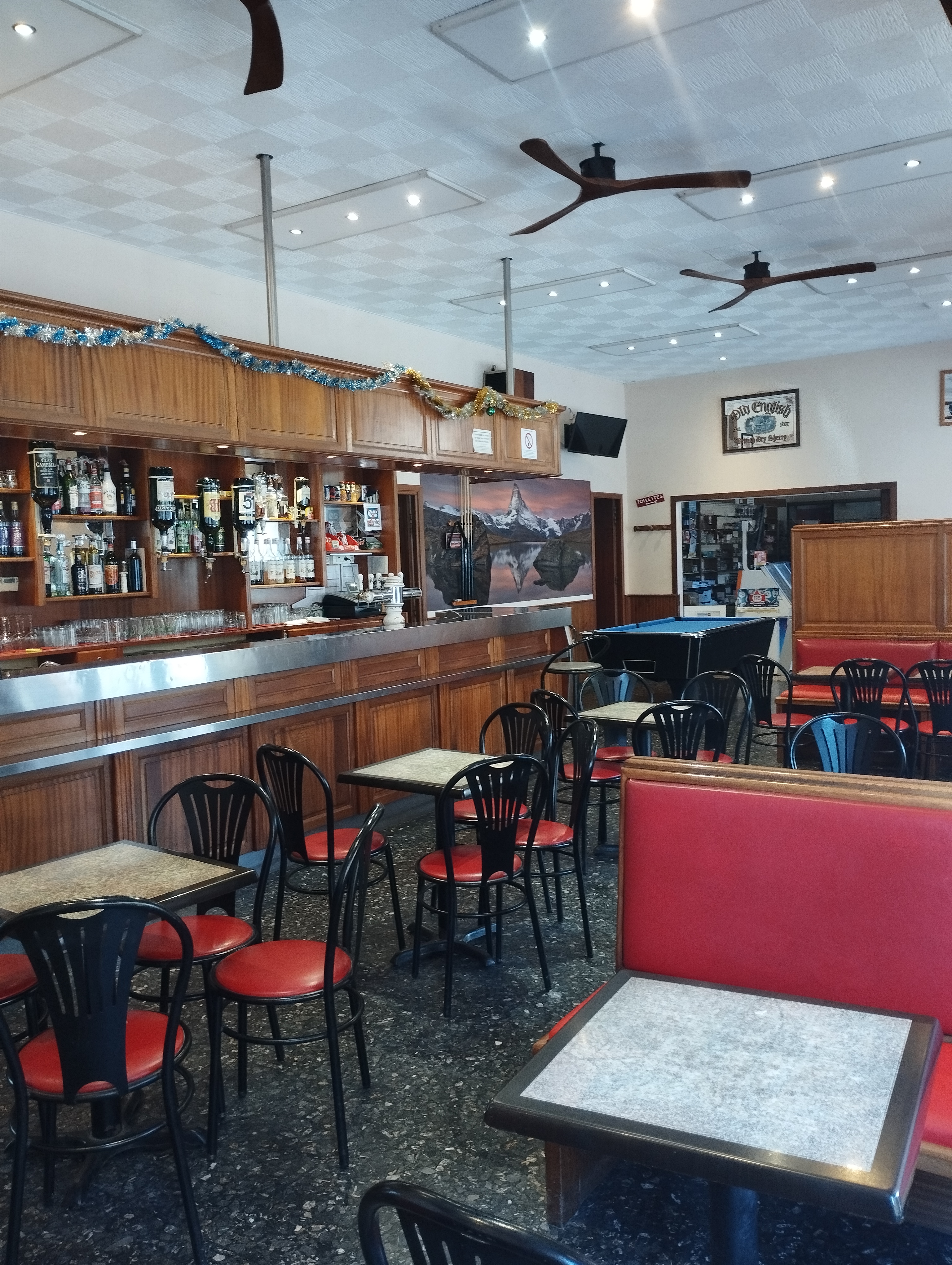 Vend fonds de commerce Bar-Tabac-FDJ (cause retraite des associés), idéalement situé au centre du village de Tende (Alpes-Maritimes) dans l’arrière-pays mentonnais ; l’établissement est ouvert depuis 1966.

Surface intérieure de vente de 90 m² + réserves et arrière-boutique d’environ 50m² + cave 30 m² + terrasse pouvant accueillir jusqu’à 75 personnes.

Clientèle locale et de passage (route internationale du Col de Tende). 
Augmentation de l’activité touristique de mai à octobre.

Possibilité de développer le snacking ou restauration.

Affaire idéale pour un couple ou 2 associés.

Loyer des murs : 1200 € / mois (les deux vendeurs sont aussi propriétaires des murs)
Loyer licence IV : 1500 € / an
Prix de vente souhaité : 82 000 €