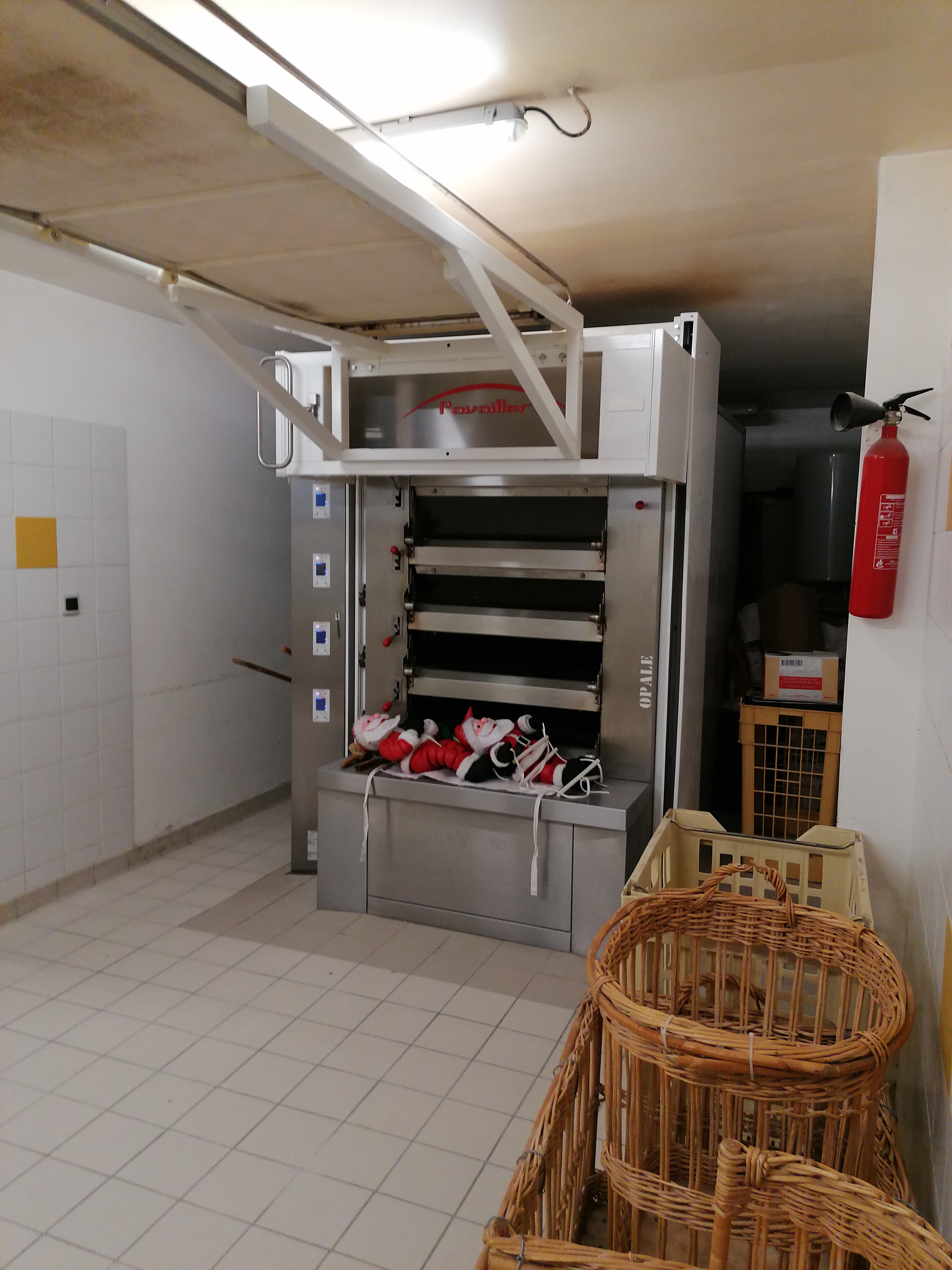 A VENDRE FOND DE COMMERCE EN BOULANGERIE PATISSERIE AVEC MAISON HABITATION 
 DANS UNE COMMUNE PROCHE DE LA MER 
TENU DEPUIS 31 ANS ET AIMERIONS PASSER LA MAIN 
POSSIBILITE VISITE PAR RENDEZ VOUS 
UN PETIT COIN DE PARADIS DU PAYS BIGOUDEN