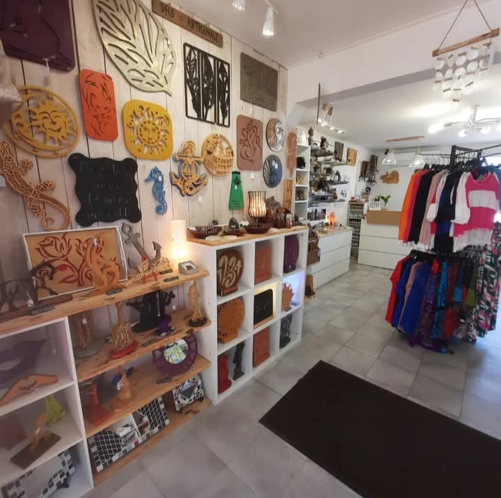 Cause santé, cède droit au bail commercial 9 ans d'une boutique en centre bourg. Emplacement n 1.
 A proximité des autres commerces avec un fort flux piétons. Très bonne visibilité 
45 M2 + 10 M2 extérieur avec store banne.
Climatisation réversible.
Village très touristique de la côte landaise. Ouverture à l année de nombreux commerces.
Rénovation intérieure en 2024.
Faibles charges 
Loyer 650 euros mensuels nets de TVA.
Premier contact par email