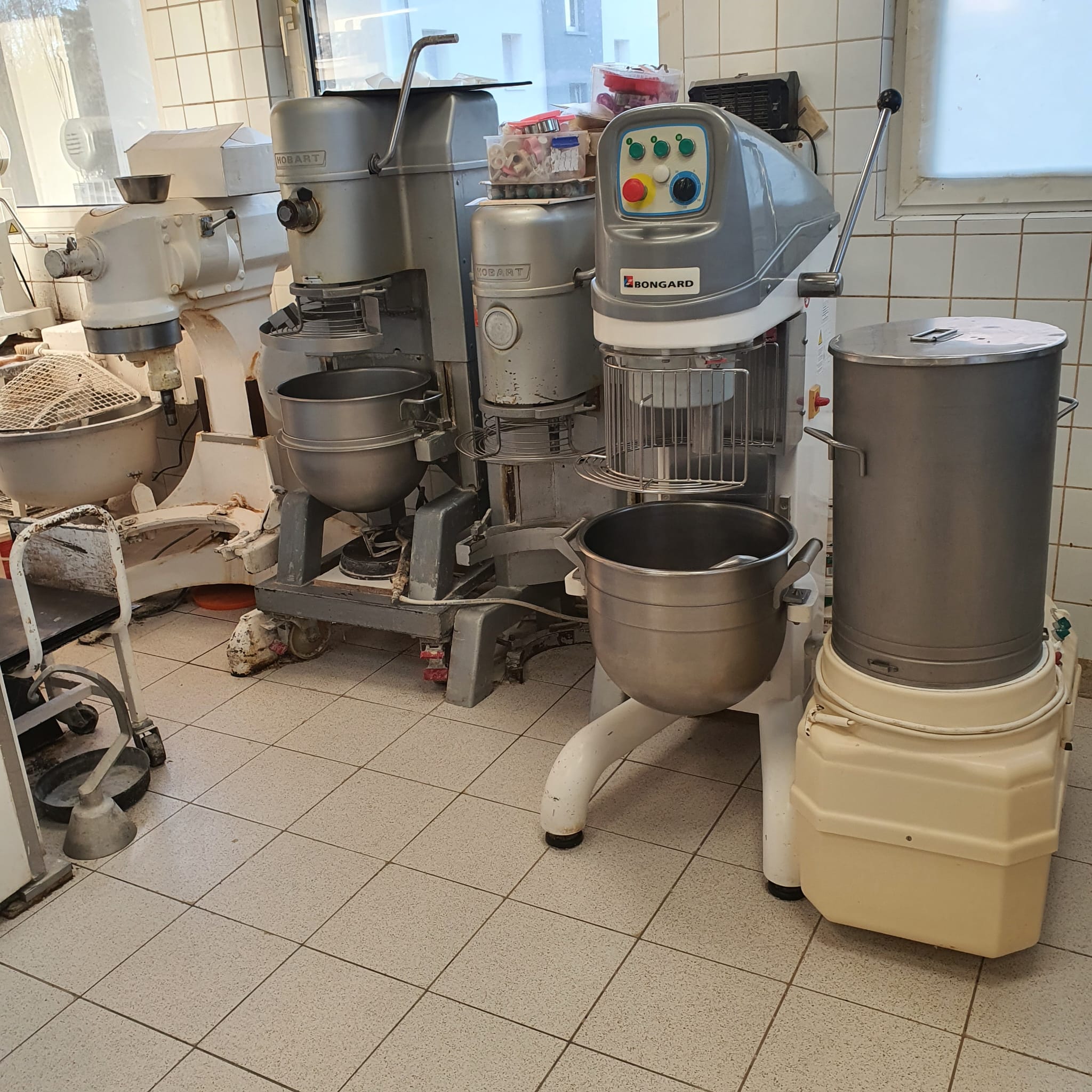 A vendre fond de commerce de boulangerie Pâtisserie cause retraite très belle affaire très bien placé à  50 mètres de la frontière 
Beaucoup de potentiel et de développement à faire sur le  snackin avec un salon de thé 80 places il y a  deux four  de marque Bongard l'un four à sole  il a 5 ans et un four rotatif également de 5 ans 5 batteurs 2 pétrin une balancelle un laminoir 4 frigo en négatif et 3 frigo en positif un cantener aménagé en chambre froide un machine à glace une grande turbine un machine à chocolat avec une roue une  table  réfrigéré de travail  un autre table de travail 3 machines à pain et beaucoup de matériel