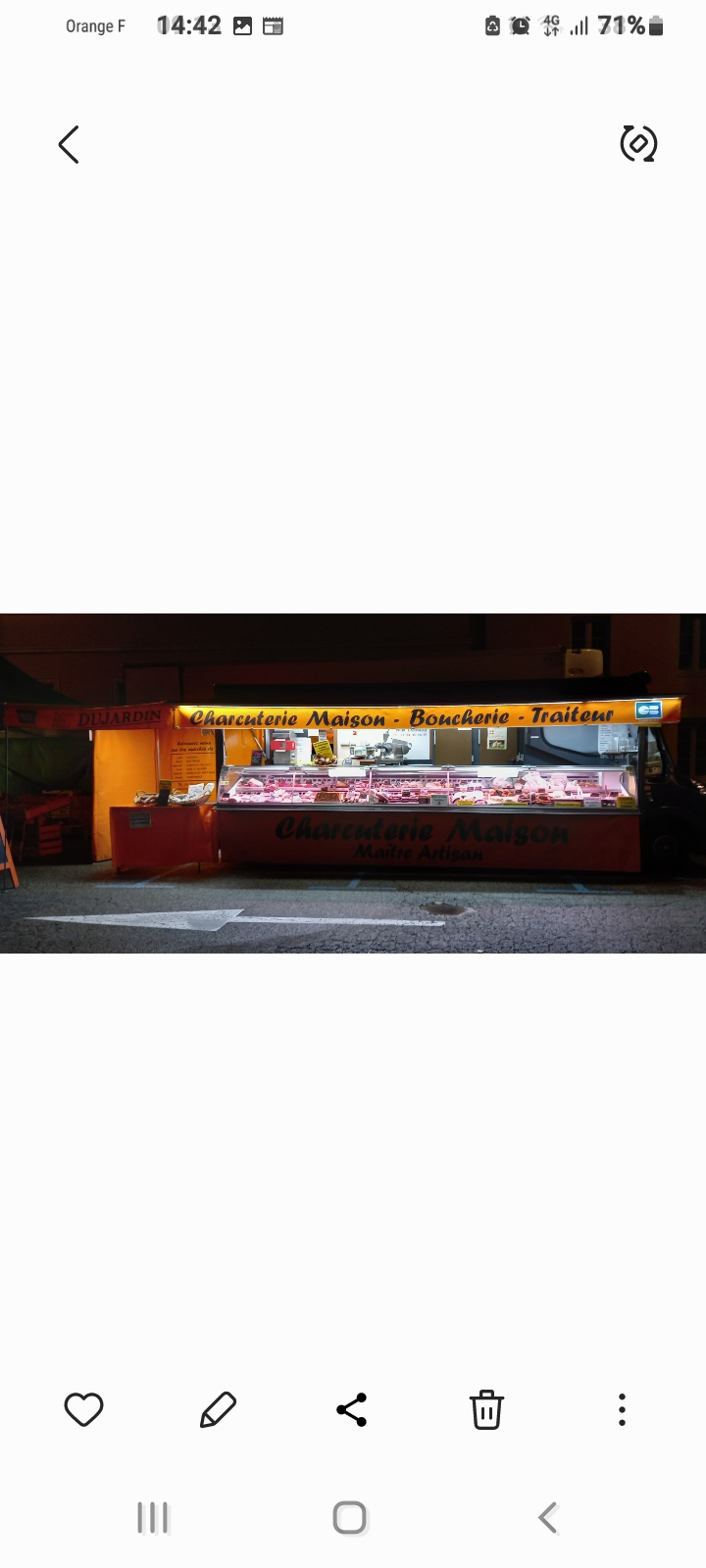 Dans le bas Jura, Maître Artisan, cède,  cause retraite, fond de commerce charcuterie traiteur, boucherie .affaire tenue pendant plus de 30 ans, bonne notoriété ( fabrication maison)
Pas de boutique,  marchés uniquement,(  tres bons emplacements). Clientèle fidèle  et touristique. 
Camion panoramique récent Euromag. ( + 1 master frigorifique pour livraison)
 Excellente  rentabilité,  et CA en progression constante, avec une tres bonne marge pour la profession. Affaire saine.
435 000 €  CA
Laboratoire  de 250 m2, en zone artisanale, très fonctionnel et équipé d'outils de production en très bon état.   Labo A louer ou a vendre.Proche axe routier.
.
6 semaines fermeture/an.
Partie traiteur à develloper ( peu de concurrence)
Possibilité  d'accompagner le repreneur aussi bien en fabrication, qu'à  la vente
Pas de personnel à reprendre.
Idéal pour couple
Pas sérieux  , s'abstenir