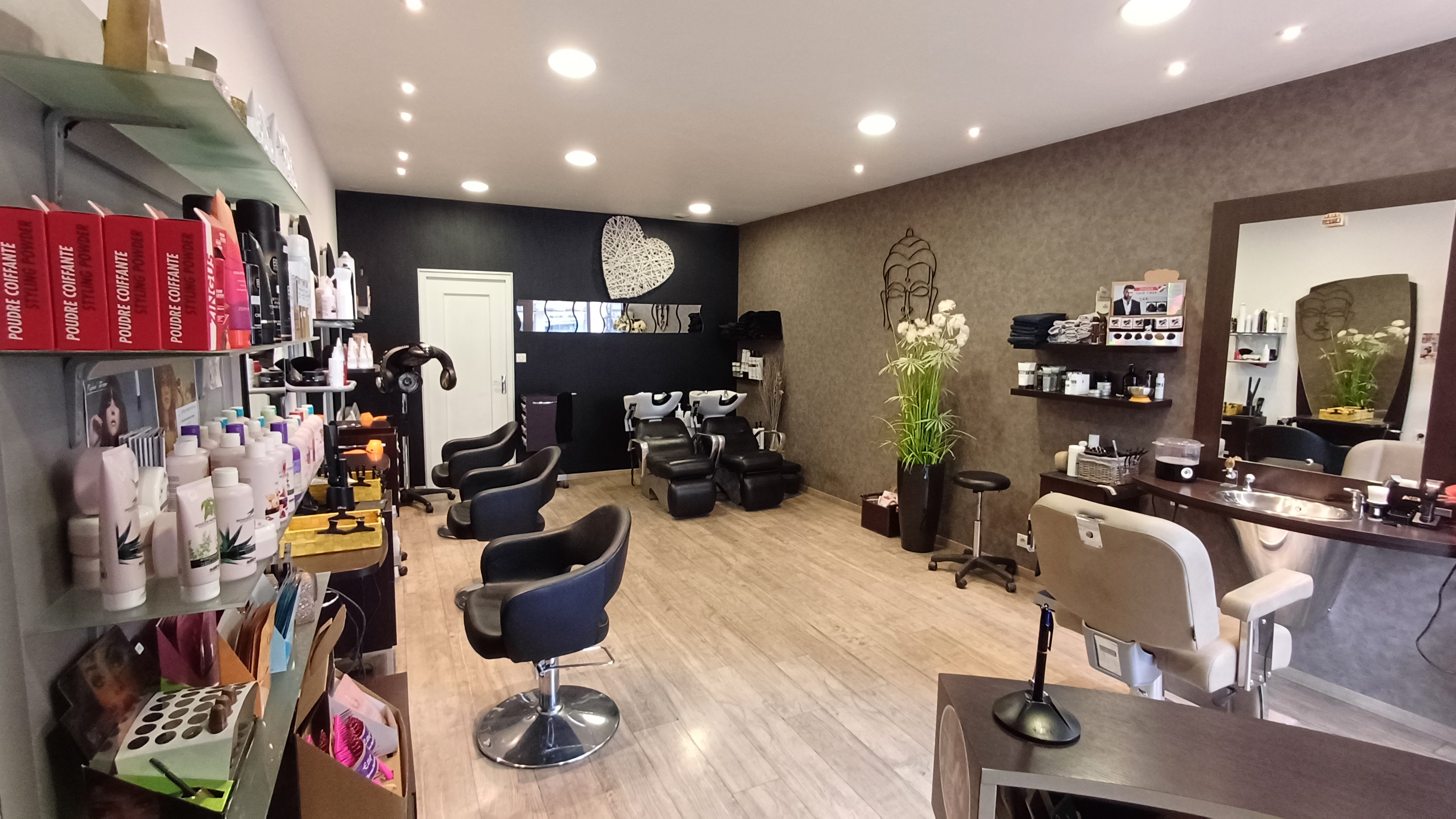 Bonjour,
Nous vendons le fond de commerce de notre salon de coiffure. Surface de 40m2. Très bien placé. Parkings à proximité. Un salon tres agréable et fonctionnel ouvert depuis 11 ans qui  fonctionne très très bien. 
Nous sommes situés à 25kms de Genève et à 30 kms d "Annecy . La Roche sur foron est une petite ville dynamique de 12000 habitants.