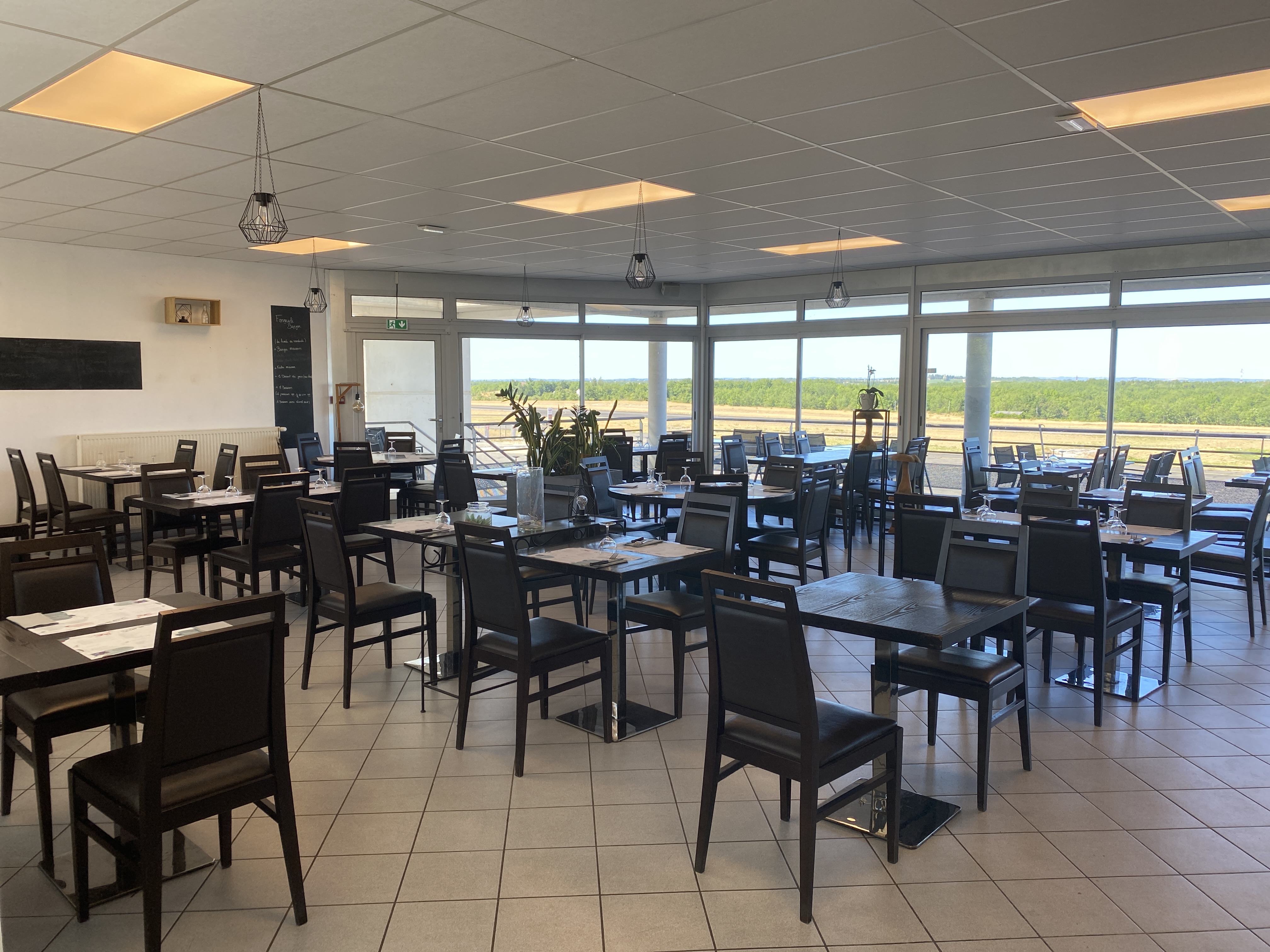 À vendre restaurant d’une capacité de 70 places assises.
Idéalement situé sur un aérodrome avec vue imprenable sur les pistes et le paraclub !

Situé également au sein d’une zone artisanale, ce restaurant bénéficie d’un emplacement stratégique avec 1500 emplois sur la zone ( pour seulement 2 restaurants ), une clinique ophtalmologie à 200M.

Restaurant OUVERT UNIQUEMENT LE MIDI, avec possibilité d’ouvrir le soir ou le week-end pour envisager des soirées.

Ce restaurant ouvert depuis 30 ans est une véritable institution.

 À proximité immédiate de la ville de Cahors, mais également du village de Lalbenque, capitale de la truffe.

Affaire seine, idéale pour un couple.

Restaurant clé en main, prêt à travailler.