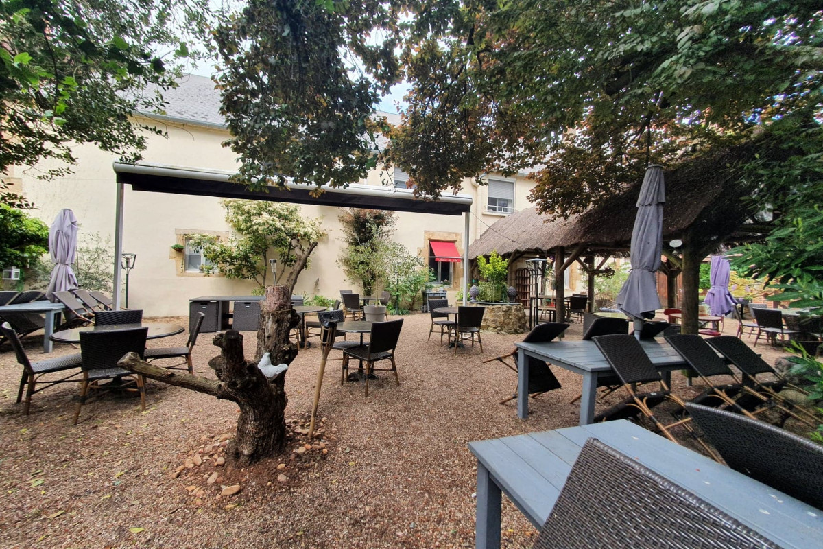 A vendre cause retraite, les murs et le fonds de commerce du restaurant "Le grill" situé à Decize. 
Bella affaire avec clientèle fidèle. 

Le Grill est un restaurant qui se caractérise par une grande salle décorée « campagne chic » avec coin salon et cheminée. Il propose des spécialités de viandes sur grill, pizza au feu de bois et plats familiaux. Aux beaux jours la terrasse et son parc ombragé offrent un espace de quiétude en plein c?ur de ville. Un espace bar cosy  complète le tout.  

?	Restaurant et cuisine : 150 m² entièrement refaits et aux normes (électriques, accessibilité, handicape?)
La salle de restaurant permet de recevoir 50 couverts. La terrasse abritée accueille aux beaux jours 60 couverts sur un terrain clos et arboré de 300m². Une structure pour enfants est également installée. 

?	Logements : de 150 m² au-dessus de l?établissement également refait à neuf avec climatisation, fenêtres et volets électriques (suite parentale avec dressing, 2 chambres, séjour / salon avec cheminée...). L'étage comprend également un studio indépendant avec kitchenette et salle d'eau (idéal pour apprenti). 

Aucun investissement à prévoir. Les locaux ont été entièrement refaits récemment. L?ensemble du matériel et des équipements neufs restent. 

Pas de personnel à reprendre.
