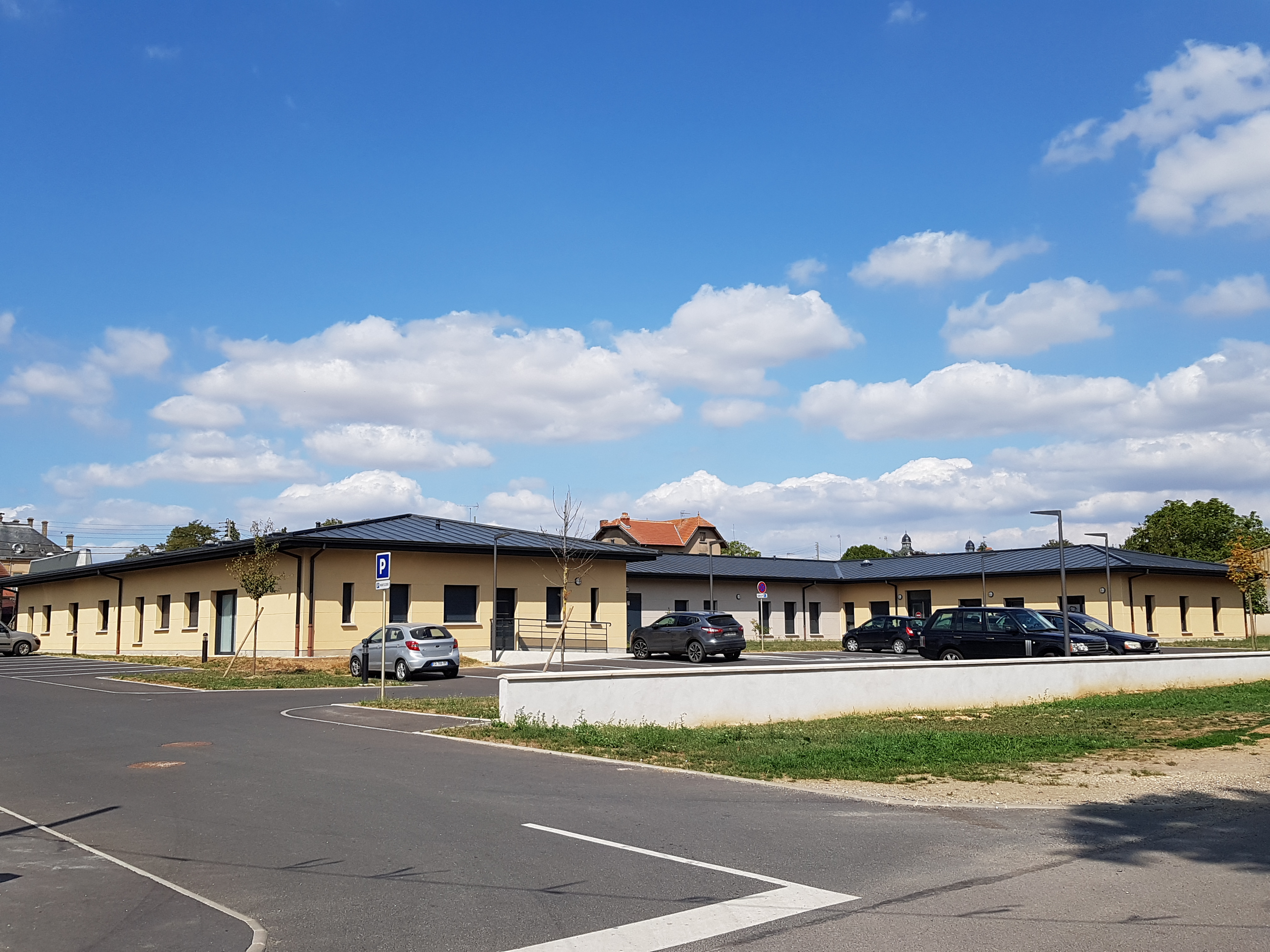 Idéalement situé, aux portes de la Meurthe-et-Moselle et de Verdun, à proximité immédiate de l'A4, le territoire du Pays d'Etain propose plusieurs cabinets médicaux à la location.

Situés dans une Maison de Santé, ces locaux sont récents et s'inscrivent dans un environnement médical dynamique (associations de santé, contrat local de santé...). Ils constituent une excellente opportunité pour un professionnel de santé souhaitant rejoindre une équipe pluridisciplinaire dans un environnement moderne et bien situé.

Pour ce secteur de près de 8000 habitants, le cadre de vie est également agréable, avec un équilibre entre la ruralité et de nombreux services (crèches, écoles, collège, équipements sportifs, commerces...).

Du fait de la forte demande de soins et de plusieurs départs en retraite, la Maison de Santé recherche un ou deux médecins généralistes dont l’activité sera assurée. Des aides à l'installation et un accompagnement sont possibles.

Disponibilité à partir du printemps 2025
Loyer + charges : 350 à 500 € en fonction de la superficie