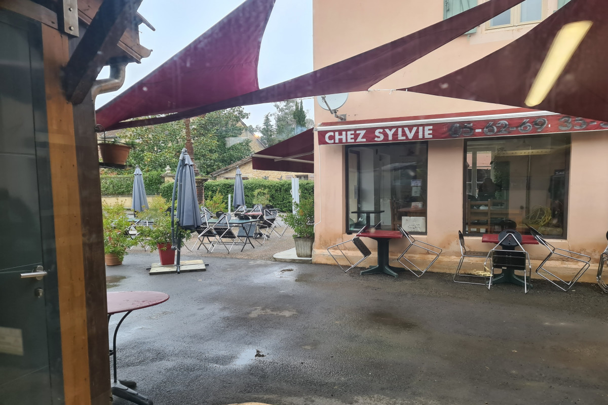 Un petit appartement fait parti des lieux. ( 2 chambres)Si vous souhaitez d autres informations merci de me téléphoner au 0672033757 ou 09 51 51 90 24.