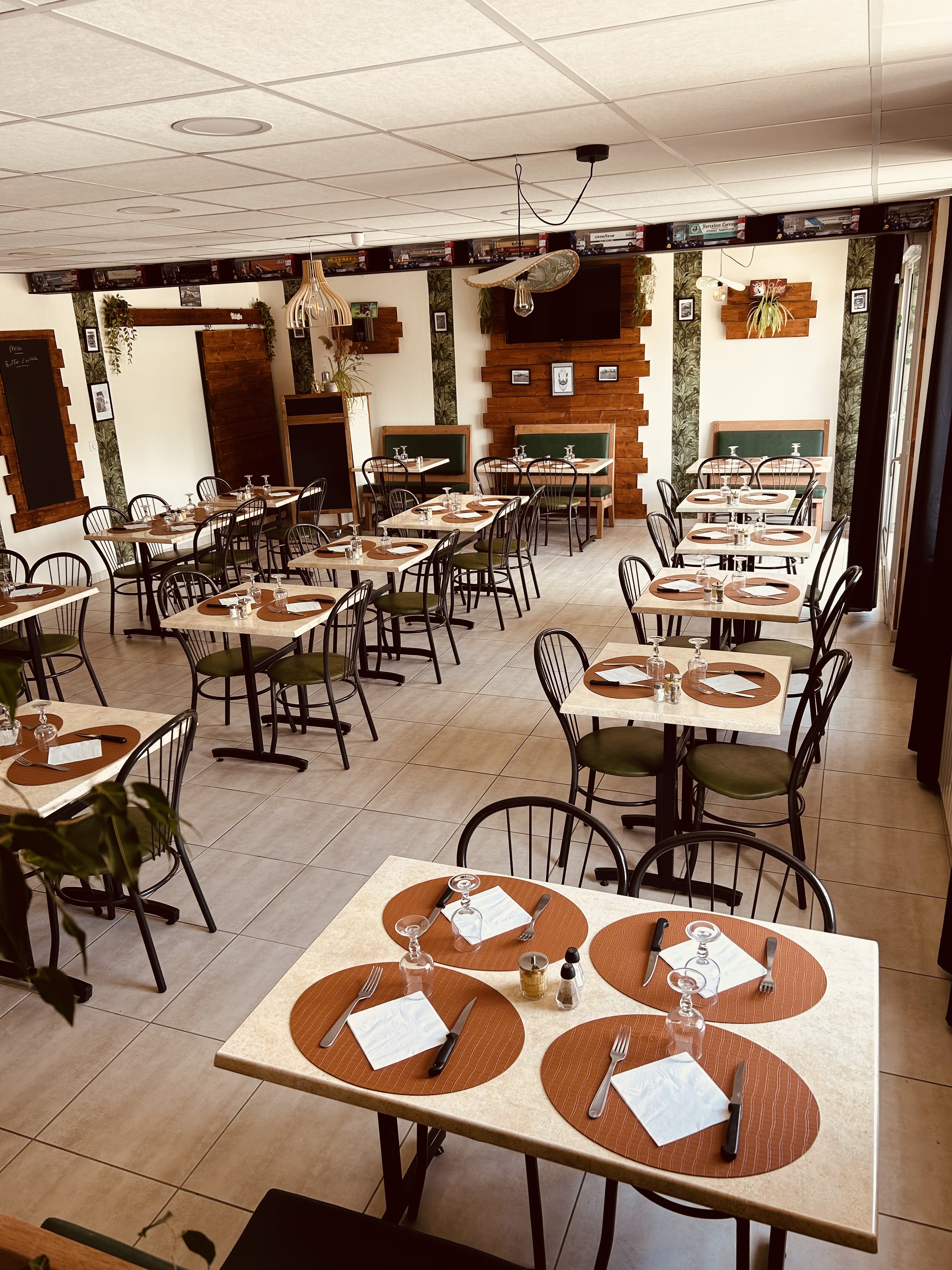 Établissement à vendre mur + fond de commerce 

Bar / Restaurant familial existant depuis plus de 100 ans.
Emplacement privilégié sur l’axe RN175 (très fréquenté), aux portes de la Bretagne et à seulement 10 minutes du Mont-Saint-Michel.

Clientèle fidèle et variée (touristes, routiers, ouvriers).
Actuellement ouvert du lundi au vendredi, avec possibilité d’augmenter le chiffre d’affaires en ouvrant le week-end.

Très grand parking clôturé (60 places pour poids lourds) ainsi qu’un local en bord de route permettant de lancer une activité complémentaire.

Commerce en excellent état général.
Bar de 20 places avec une belle cheminée fonctionnelle.
Une première salle de 50 couverts et une seconde de 40 places.

Appartement à l’étage avec dépendances supplémentaires.