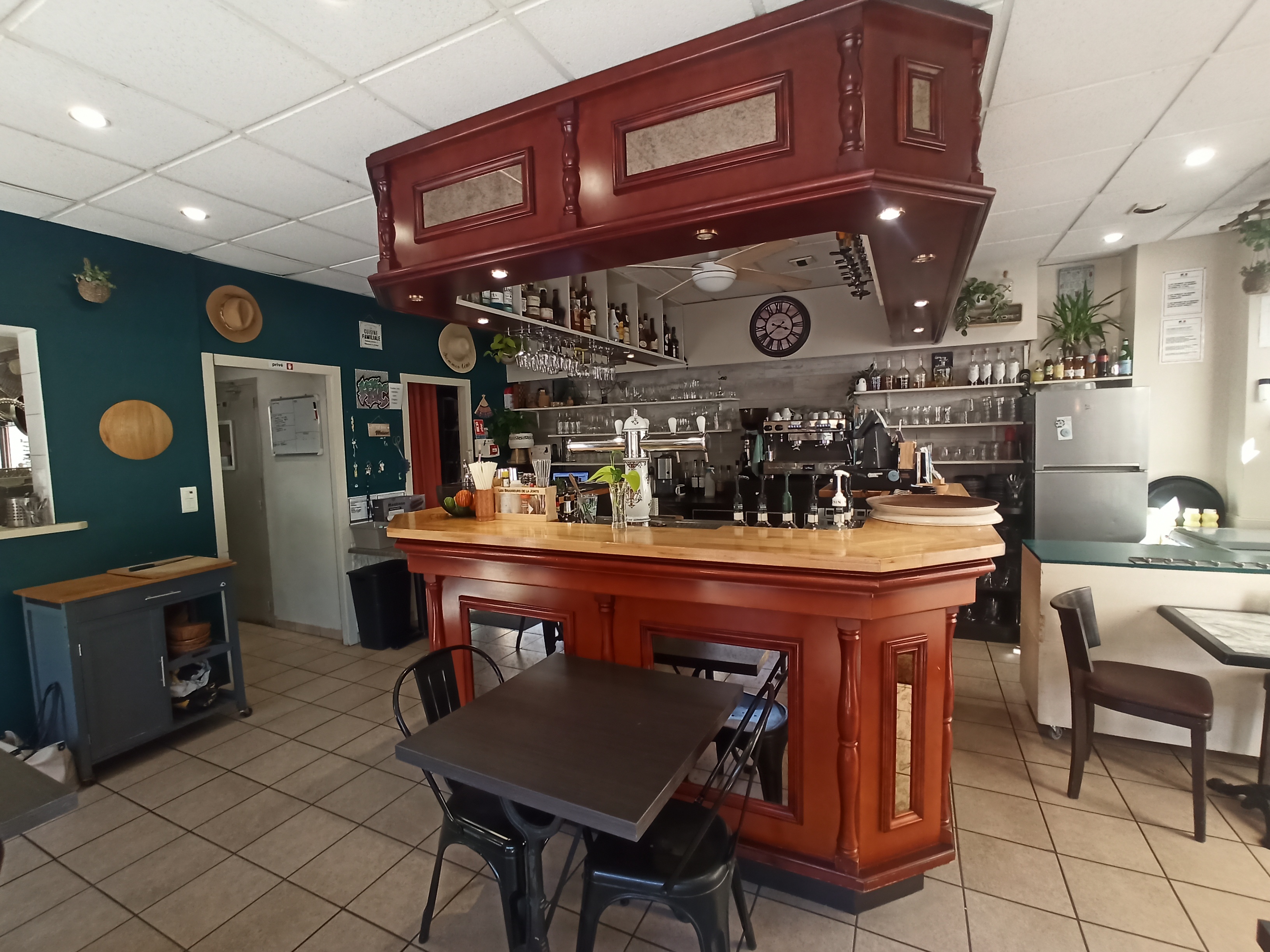 À vendre, un restaurant-bar situé dans les gorges du Tarn, au sein d’un village à forte fréquentation touristique, à environ 30 minutes en voiture de Millau (12).
L’établissement dispose d’une licence IV et propose une cuisine faite maison à partir de produits locaux. La clientèle est majoritairement touristique, avec de nombreuses structures d’hébergement à proximité (hôtels, chambres d’hôtes, campings).
L’activité est saisonnière, avec une ouverture d’avril à septembre et une fréquentation particulièrement soutenue en juillet-août. La capacité d’accueil est d’une cinquantaine de couverts en terrasse (grande terrasse ombragée avec vue plongeante sur la Jonte) et d’une dizaine en intérieur.
Le restaurant a été rénové en 2022. Il dispose d’une cuisine ouverte et d’une cave d’environ 120 m². L’ensemble du matériel nécessaire à l’exploitation est inclus dans la vente.
Le bien est un ancien hôtel-restaurant. À l’étage, plusieurs chambres et une cuisine, actuellement utilisées comme logement pour le personnel, peuvent également servir au logement de l’exploitant.
Le personnel est uniquement saisonnier, donc aucune reprise de salariés n’est à prévoir.
Des pistes de développement existent, notamment l’élargissement de la période d’ouverture et l’augmentation de la capacité d’accueil.
Un accompagnement par le cédant peut être envisagé au démarrage afin de faciliter la reprise. Bail commercial : 1900 € TTC /mois.
Vente du fonds de commerce : 195 000 €
Référence : L0507