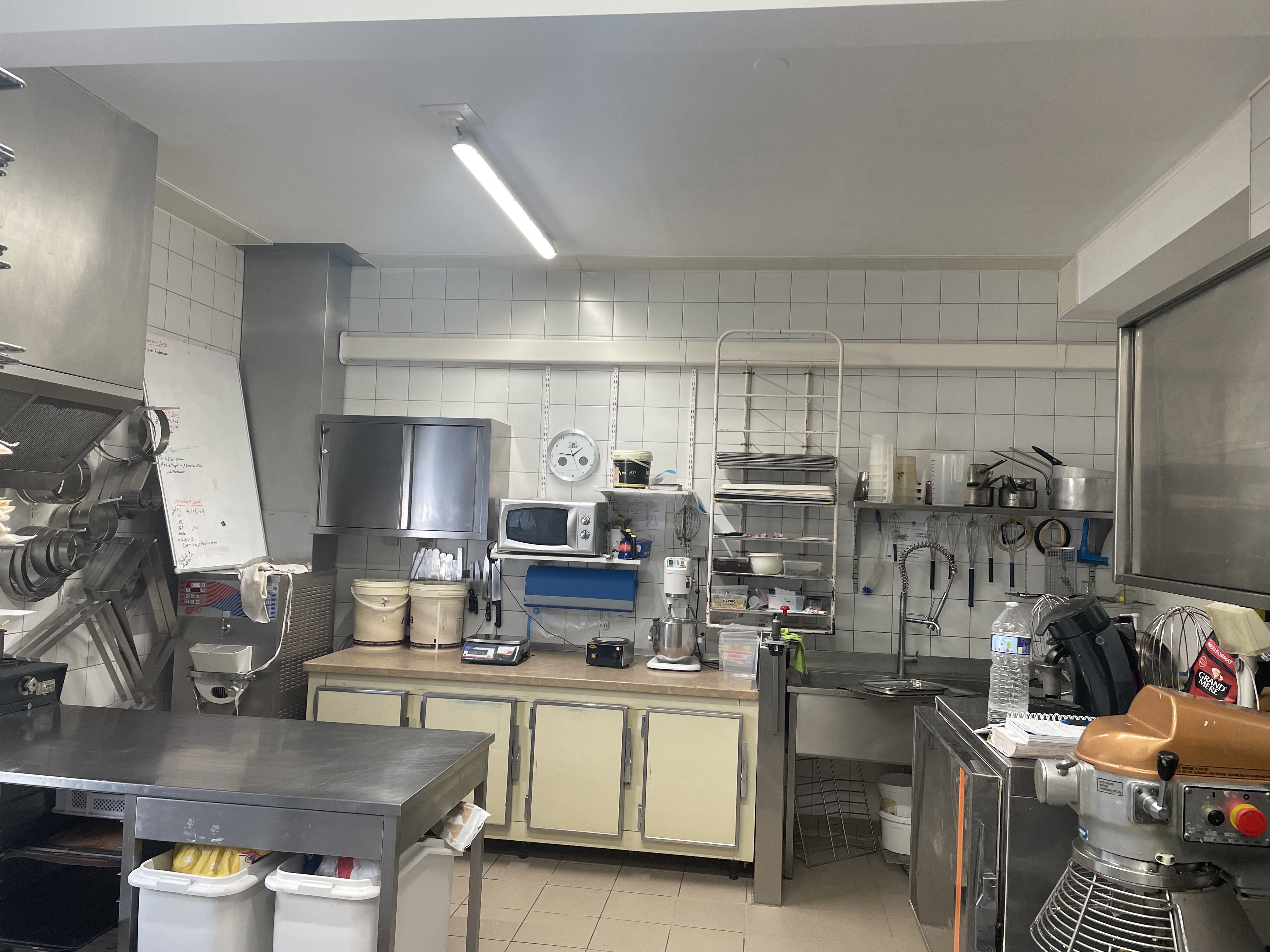 Boulangerie 351 m² Écouves

Radon: à 10km d'Alençon, boulangerie-pâtisserie unique et dynamique, clientèle fidèle locale et de week-end.En plein centre du bourg, le fond de commerce sévit dans des locaux agréables et très soignés. Le  rez de chaussée comprend: la boutique, la cuisine privée, le fournil, le laboratoire pâtissier, une réserve. A ce niveau ( à l'écart de la partie pro) on trouve également la chaufferie du bâtiment avec chaudière et sa cuve fuel. A l'étage la terrasse exposée Sud dessert trois locaux  professionnels (entrepôt farine, local technique et stockage) et l'appartement qui, en duplex, offre un vaste séjour-salon et une salle de bain avec WC , trois chambres (dont une avec dressing attenant) et salle de douche avec WC. L'ensemble immobilier peut être éventuellement cédé avec aménagement. Le matériel professionnel est entretenu régulièrement.