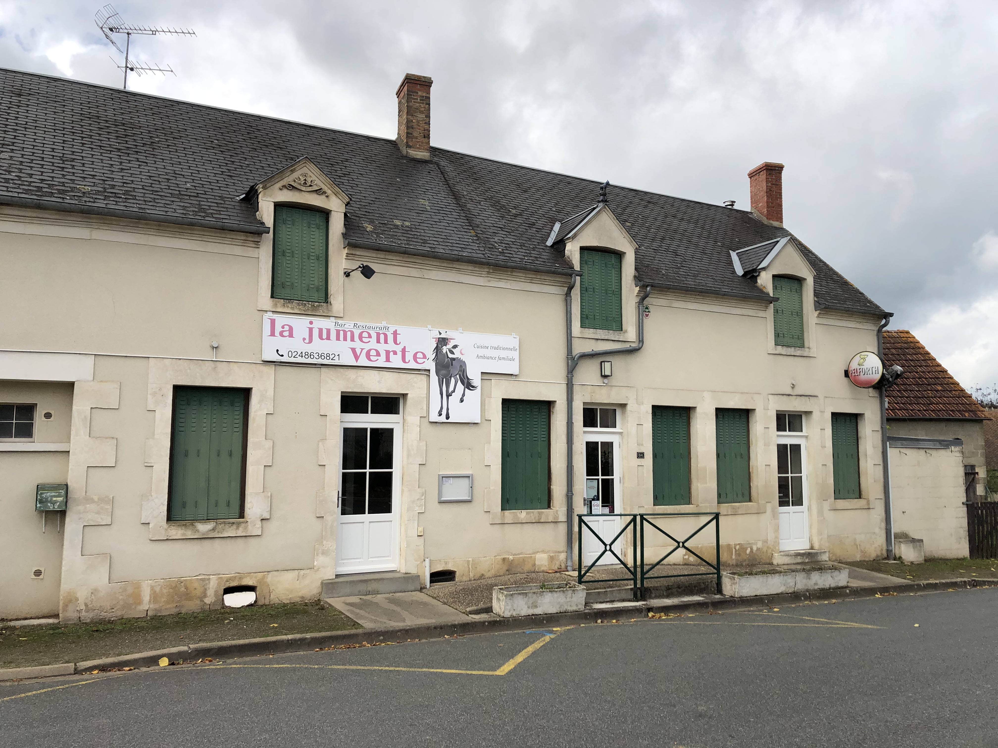 Bar-restaurant en location à Maisonnais dans le sud du Cher. Le bâtiment est composé d'un bar-restaurant ainsi que d'un appartement  (420m2).

Bar-Restaurant
Pièces : Une grande cuisine, une salle de bar, une salle de restaurant, un WC, une réserve et une cave en sous-sol
Mobilier : tables, chaises, assiettes, verres, matériel spécifique ...
Couverts : 50

Appartement
Une cuisine, un salon, une salle de bain, WC, 2 chambres, une salle de jeux, une buanderie, un grenier.
                                                                                    
Extérieur
Une cour avec hangar.

L'annonce vous intéresse ? Contactez-nous !