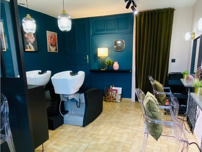 Bien atypique vends 2 salons de coiffure dans village proche, dans commune en plein développement économique. Villages dynamiques, avec commerces !