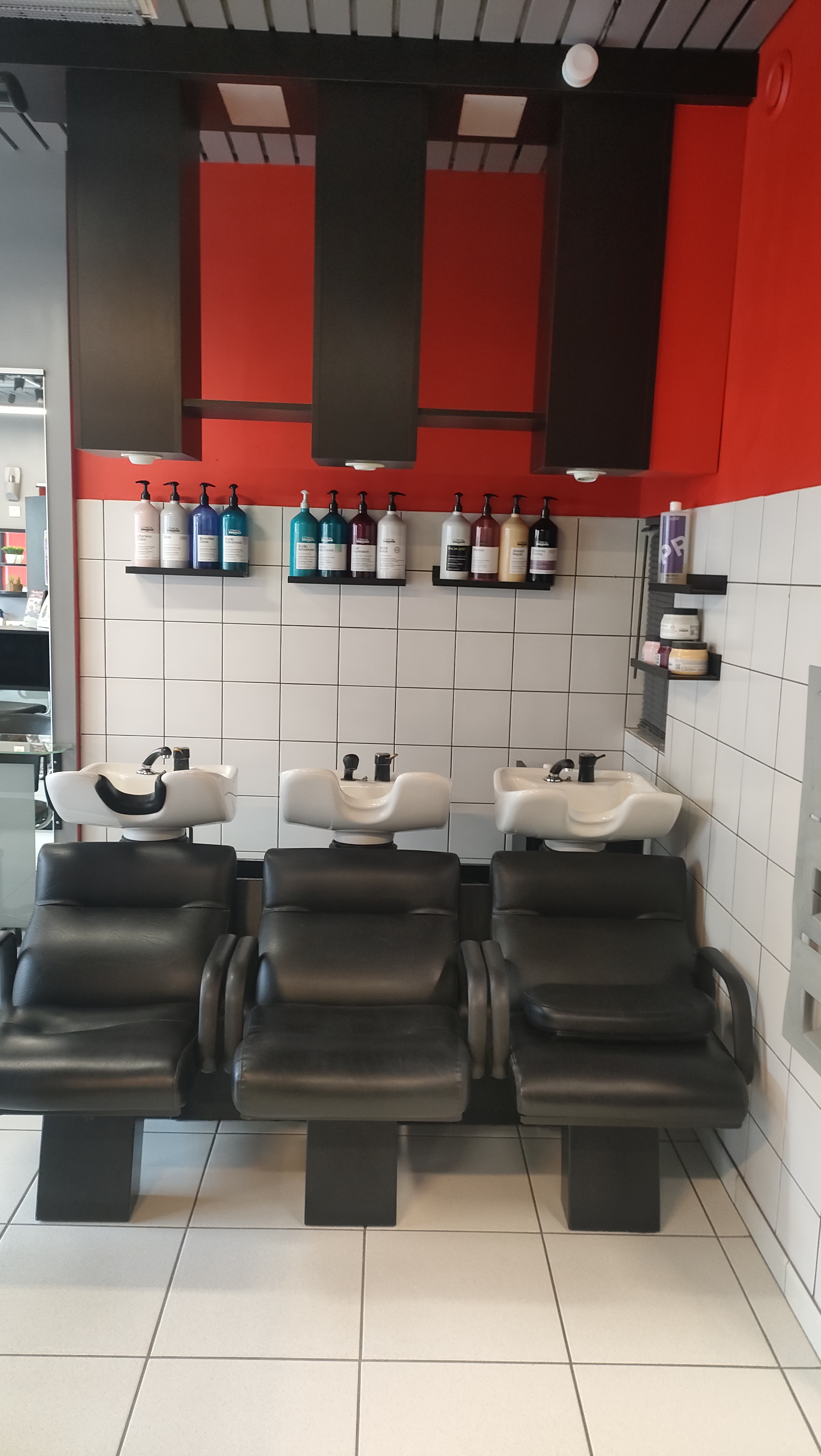 A vendre, Bort les Orgues, cause retraite,salon de coiffure idéalement situé, proche commerces, facilité de stationnement - surface 35 m2,avec stockage et toilettes, aux normes accessibilité, avec vitrine et store neuf (février 2022) matériel complet dont 8 postes de coiffages, et 3 bacs-bail bail commercial avec loyer 245€/mois -CAHT au 31/12/2023de 32 786€- sans salarié- Prix du fond de commerce 15 000€