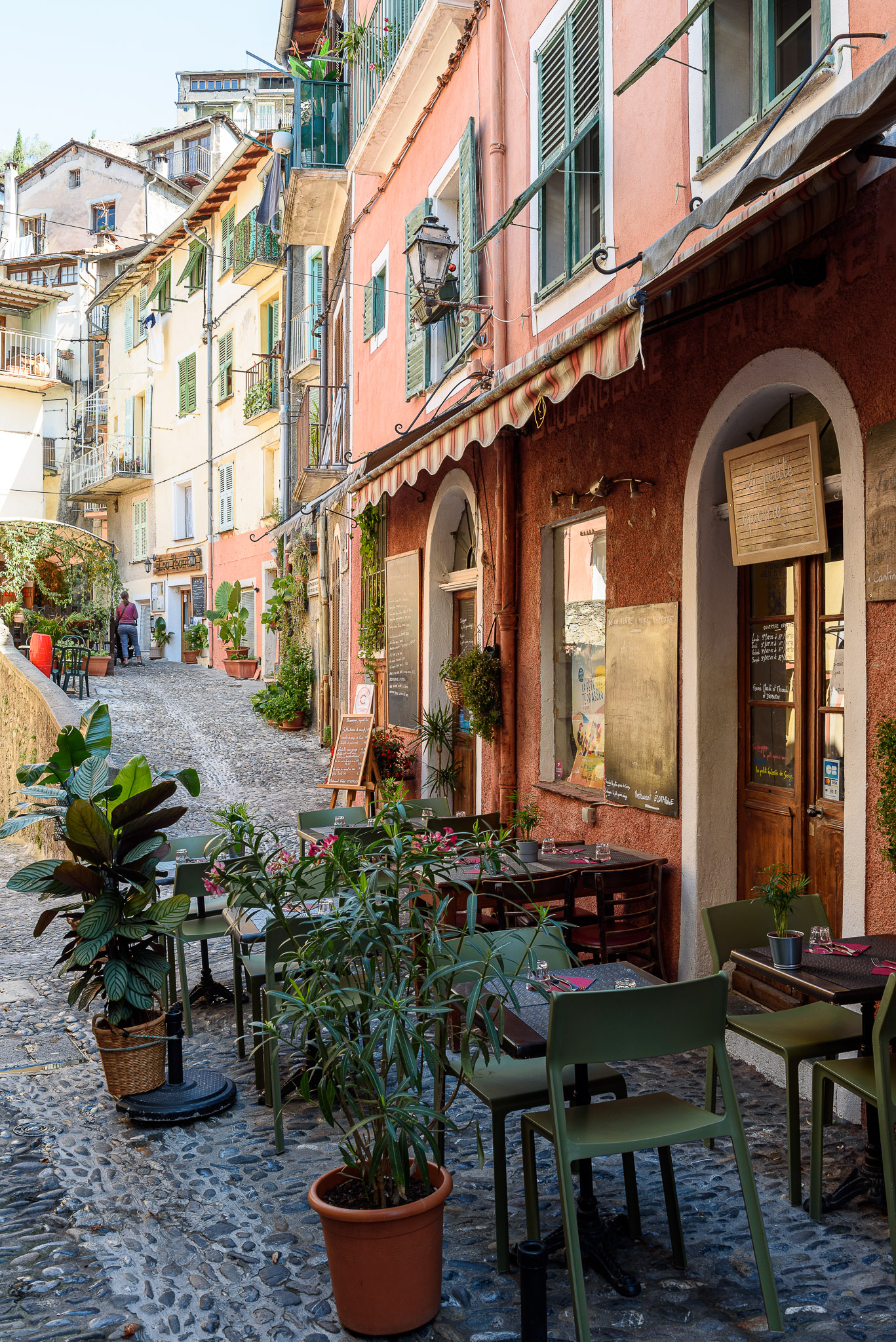 Pour raison de santé, cède fond de commerce d'un restaurant traditionnel qui est également la cantine scolaire de l'école du village.
Le restaurant bénéficie d'une bonne notoriété auprès de la clientèle locale et touristique.
Le restaurant est situé au centre du village labellisé plus beau village de France.
La capacité est de 35 couverts à l'intérieur et 25-30 couverts en terrasse.
Idéal pour couple ayant des compétences en restauration, dynamique avec le sens de l'accueil et du service.