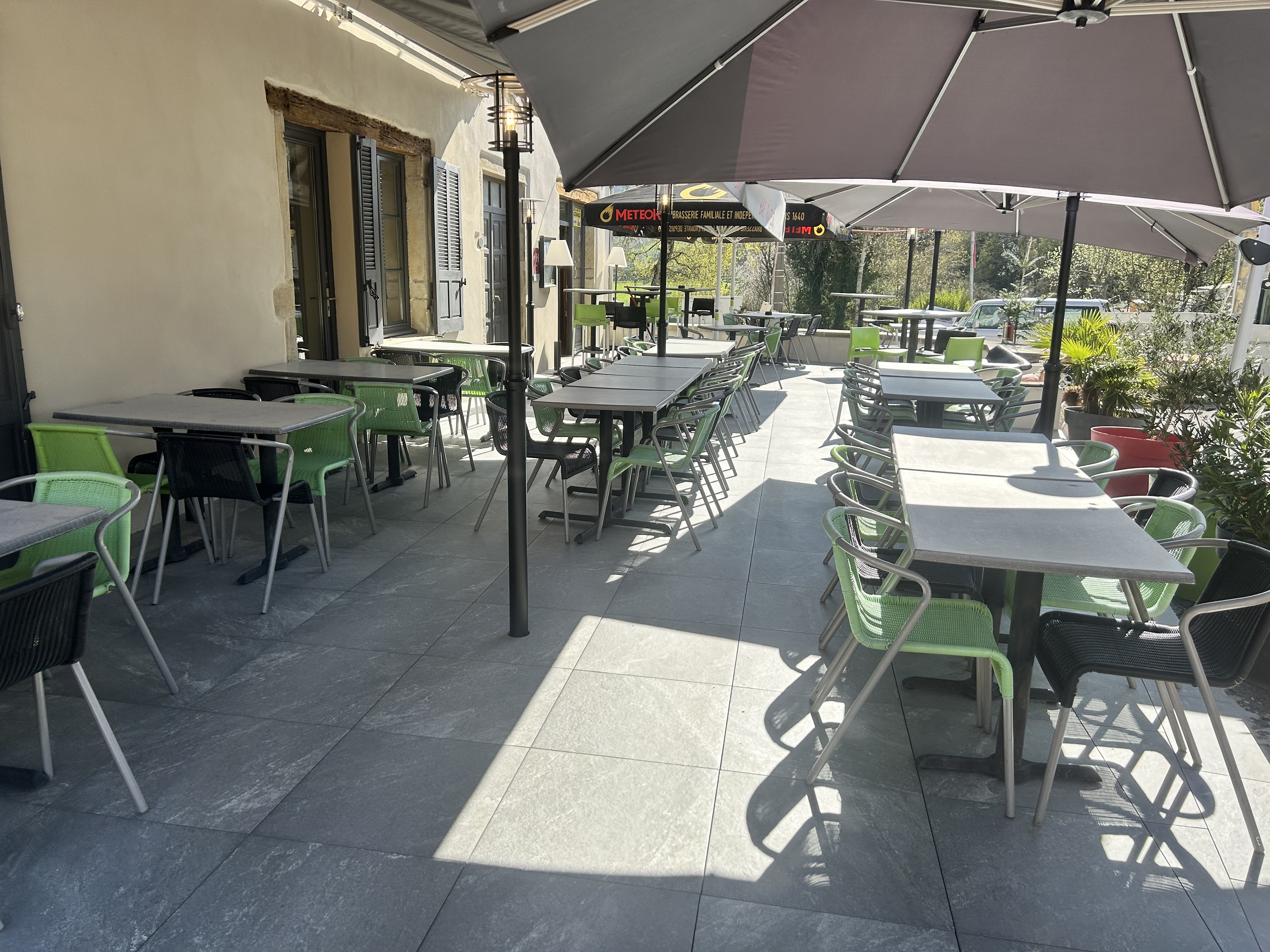 À VENDRE – HÔTEL RESTAURANT TRAITEUR – HAUT-BEAUJOLAIS (69)

Situé à Propières, au cœur du Haut-Beaujolais, établissement exploité depuis plus de 12 ans, bénéficiant d’une clientèle fidèle et d’une activité diversifiée.

L’établissement comprend :

* Hôtel 2 étoiles de 7 chambres, offrant 23 couchages.
* Restaurant avec cuisine professionnelle équipée.
* Salle de réception de 60 personnes.
* Activité traiteur développée et clientèle fidélisée.
* Fort potentiel de développement en gîte de groupe, séminaires et événements.

Affaire clé en main, idéale pour un couple de professionnels ou des porteurs de projet.

Vente du fonds de commerce avec possibilité d’acquisition des murs.

Accompagnement possible à la reprise.

Prix et renseignements sur demande.