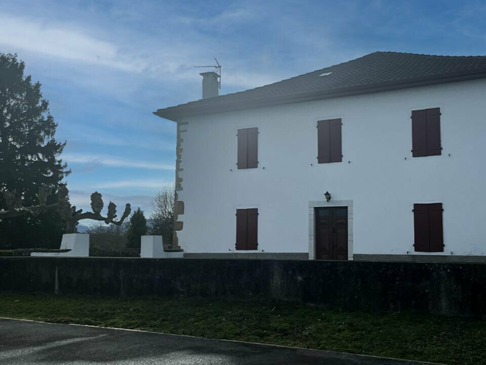 Description du bien :

La commune de Béhasque-Lapiste lance un appel à manifestation d’intérêt pour l’exploitation de la Maison Elissetchia, un bâtiment communal situé au cœur du village.

La commune est ouverte à différents concepts combinant plusieurs usages :
- Café - bar - restaurant
- Hébergement
- Lieu culturel ou événementiel
Service aux habitants
- ...

Les projets devront favoriser la convivialité, les liens sociaux et l'ancrage local.

Surface du bien :

Cette bâtisse traditionnelle basque offre :
- environ 247 m² au rez-de-chaussée
- 175m² à l'étage (R+1)
- Un espace extérieur
- Un cadre idéal pour créer un lieu de rencontre et d'activité économique à taille humaine.

Localisation :

Situé à proximité immédiate de la mairie, en cœur de village.

La commune se situe à quelques minutes de Saint-Palais, dans un bassin de vie d'environ 11 000 habitants et bénéficiant d'un tissu économique et touristique actif.

Conditions d'acquisition :

Visites du site : 13 au 24 avril 2026
Date limite de candidature : 20 mai 2026
Pour en savoir plus : https://behasque-lapiste.fr/