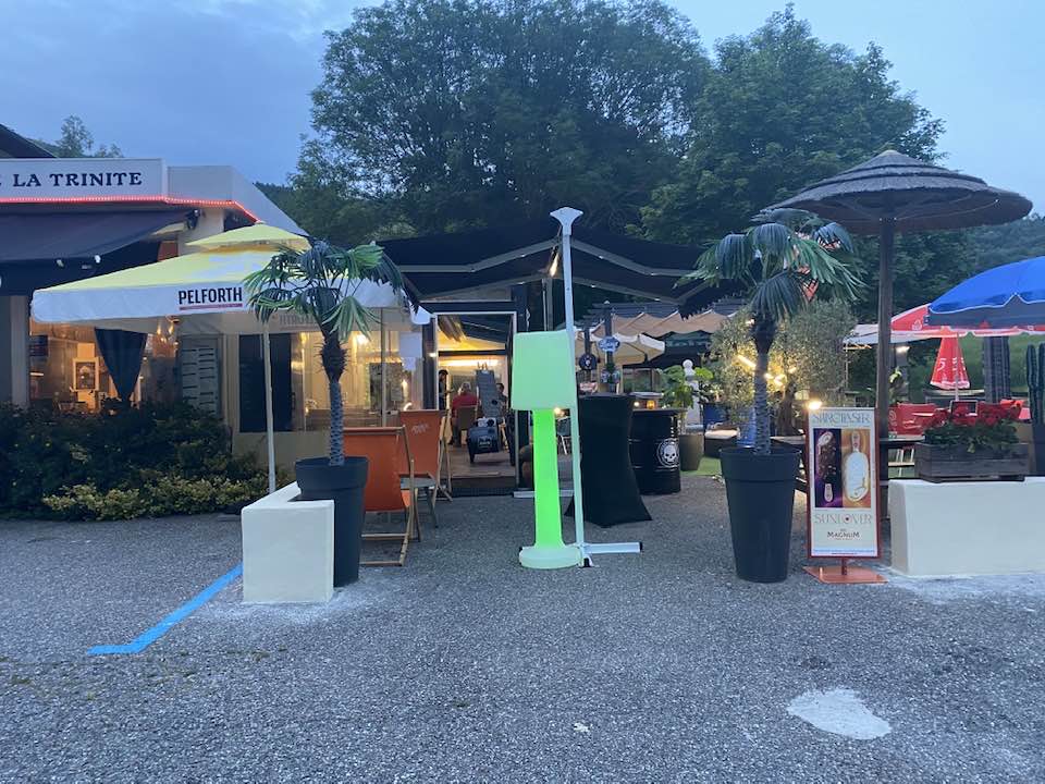 vends  cause retraite fonds de commerce hotel restaurant dans hautes alpes sur route nationale n85 avec grand parking
ce fonds dispose de 2 batiments une salle restaurant veranda de 70 places assisses avec 6 chambres au dessus du restaurant
grande terrasse extérieure avec grand parc et jeux pour enfants  70 couverts supplémentaire l'été
une autre annexe (batiment) avec 6 chambres et un appartement de fonction comprenand 4 chambres.
tres belle affaire a saisir!!!!!