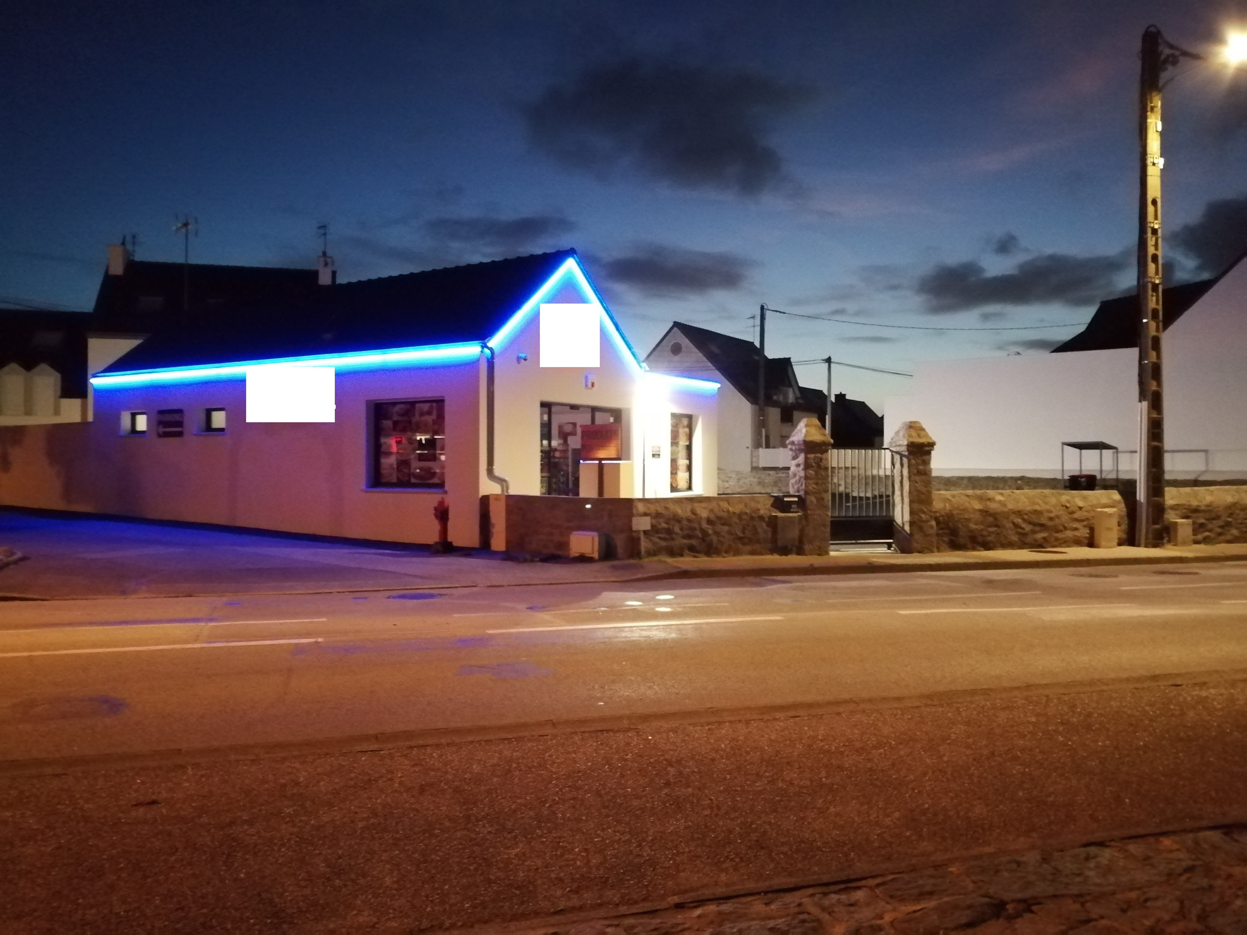 Centre-ville d'Erdeven.
Local commercial composé d'un espace de vente, une réserve avec 2 chambres froides, une salle de préparation,
un vestiaire et des WC, le tout sur une parcelle bitumée et clôturée d'environ 700m².
Constructibilité additionnelle possible sur la parcelle pour du commerce ou de l'habitation.