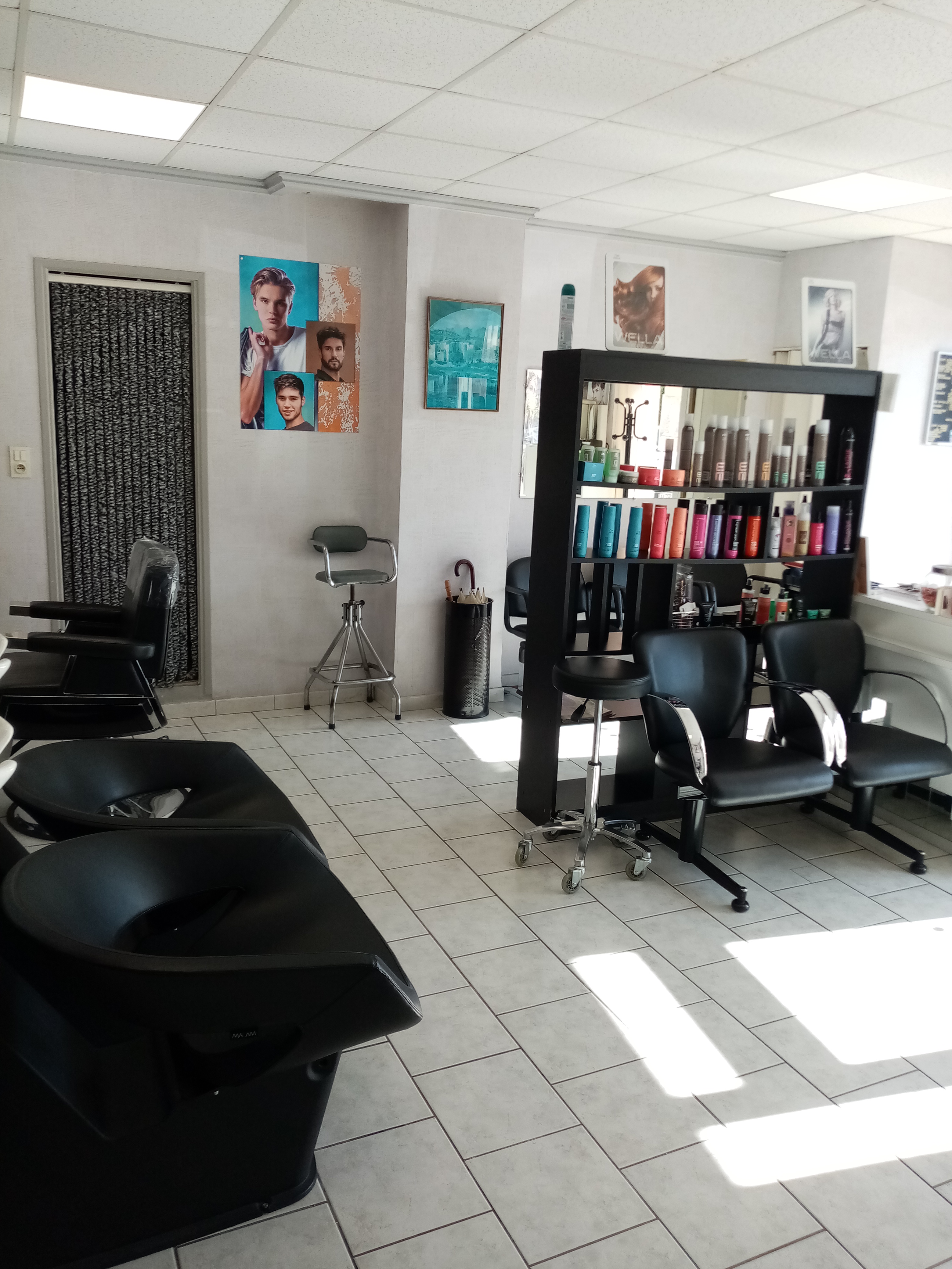 Vends fonds de commerce Salon de coiffure Mixte ,avec tout le matériel et mobilier professionnel .
Très bonne visibilité,salon lumineux avec vitrines prêtes à être personnalisées.
Au cœur d'un village médiéval de 2000 habitants,avec des  dynamiques culturelles ,artistiques reconnues .
Accès personne en situation de handicap.
Parking face au salon,entouré de commerces.
Réseau internet fiable et stable.
Opportunité de développement assurée puisque peu de concurrence   et des retombées des villages environnants.
Crèche ,école.
Possibilité d'un accompagnement pour l'embarquement.