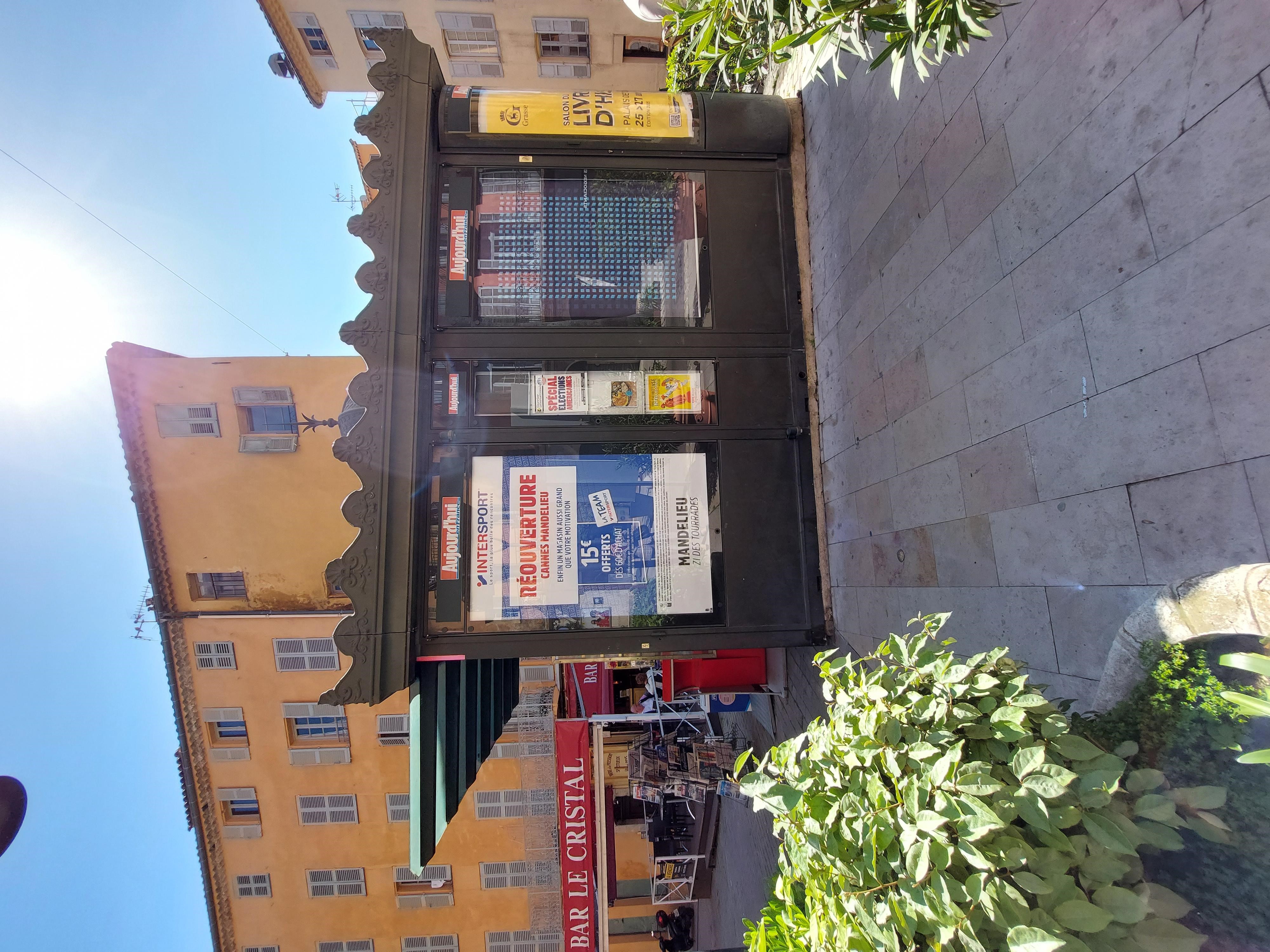 Le kiosque de Grasse recherche son kiosquier ou sa kiosquière !
En tant que gérant indépendant enregistré au Registre du Commerce (non salarié, SAS, SASU, SARL, EURL, EI, micro-entreprise…), vous animez et gérez le kiosque Place de la Foux (au niveau du rond-point)  de GRASSE.

Situé à l'entrée de la vieille ville, à quelques mètres du théatre, le kiosque est idéalement placé sur le circuit touristique et commerçant.

Vous disposerez de ce kiosque sans droit d’entrée, sans investissement dans un pas de porte ou fonds de commerce avec de faibles charges :

Faible loyer (+ dépôt de garantie)
Electricité
Assurance
Routeur ou box 4G
Un fond de roulement/trésorerie de 5000€ est conseillé pour votre fonctionnement
Contrat de 2 ans renouvelable

Un agrément de diffuseur de presse en effectuant une formation obligatoire vous sera délivré. Le dépôt de presse d'ANTIBES vous indiquera les conditions et le métier, et il vous livrera quotidiennement les journaux.

Les activités exercées sont principalement, la presse :

Presse nationale et magazines (commission 23%)
FDJ (commission 5,2%) après accord 
Souvenirs, les cartes postales, librairie, petits colis, bimbeloterie,
Les boissons à emporter, les glaces emballées, les confiseries,...

Vos revenus proviendront des commissions
Ouvert tous les jours, Dimanche matin
Les horaires sont en général de 7h/12h30 et 14h30/19h ou  en journée continue
A adapter selon la saison et la fréquentation. 

Je reste à votre écoute pour vous apporter plus de détails.