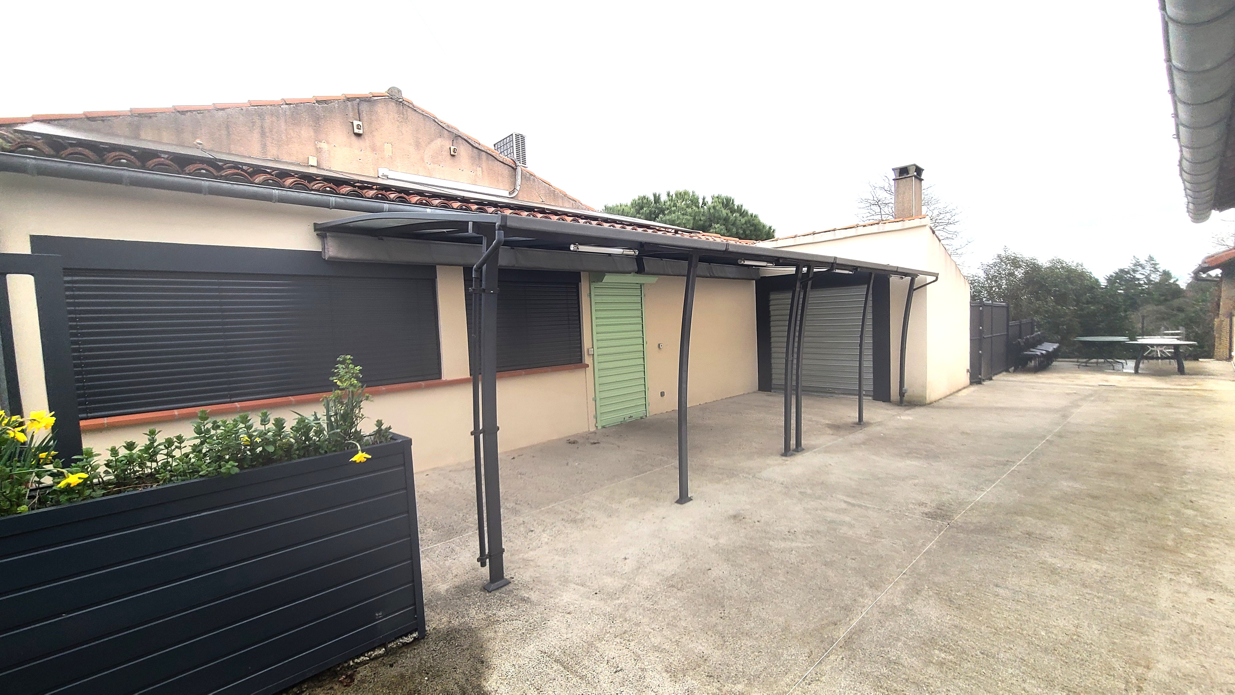 Dans le cadre d'un nouveau bail de mise en gérance libre, et aux fins de la redynamisation du village, la commune de Grazac -31190 - recherche un ou des gérants(es) souhaitant relever les défis et attentes des habitants (consultés via un sondage).
Nous attendons :  Une palette d’offres commerciales qualitatives  Amplitude d’horaires de fonctionnement adaptée aux attentes de la population  Déployer des activités de « Café / Bar / Restaurant » et autres services (traiteur, épicerie, dépôts divers …).
 Initier , créer et développer un lieu de vie, de rencontres, de partage, d’animations dans un contexte de vie rurale dynamique.
A ces fins, la commune parie sur un(e) ou des personnes volontaire(s) qui souhaite(nt) s'impliquer dans un village en pleine expansion. Le sens commercial et de service, la communication de terrain seront les clefs de la réussite.
Dans ces perspectives l'équipe municipale met à disposition un local équipé et rénové à destination commerciale (sans logement), et une licence IV .
Toutes autres informations seront communiquées via le site, jusqu'à d'éventuelles prises de RDV.