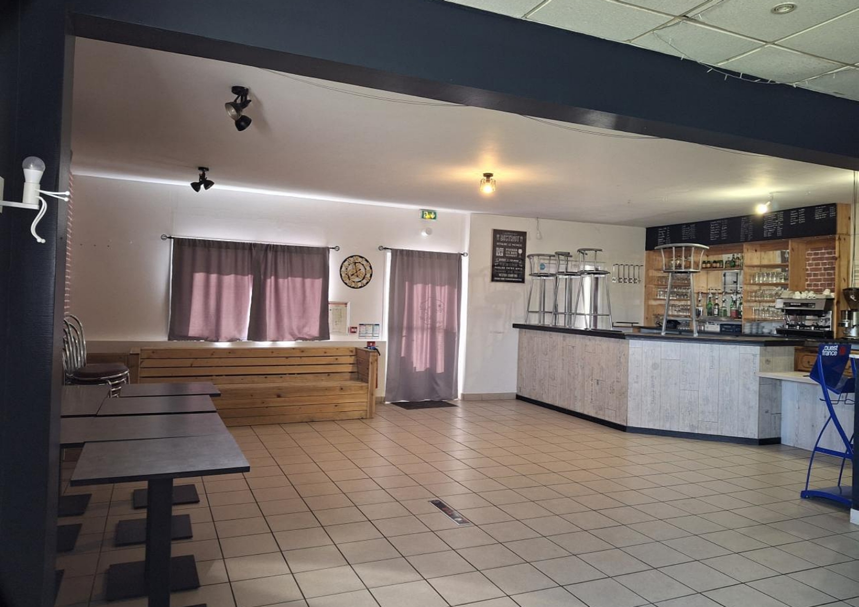 Appel à repreneur - Ouverture d'un café multiservice - commune de Congrier, Mayenne (53)

La commune :
Congrier est une commune de presque 1000 habitants située dans le Sud-Mayenne. Elle se trouve au carrefour de quatre départements (la Mayenne, le Maine et Loire, la LoireAtlantique et l’Ille et Vilaine) et est stratégiquement située à 45mn de Laval, 1h d’Angers, 1h de Rennes et 1h30 de Nantes. C’est un village dynamique qui concilie les bienfaits de la campagne et une vie active riche grâce à une dizaine d’entreprises implantées sur son territoire.
Il y a une véritable demande de la part des habitants de Congrier de maintenir le café multiservice ouvert, tant pour une offre de restauration le midi à destination des habitants, artisans et salariés des alentours, que pour assurer le maintien des services proposés : produits boulangerie, épicerie, point poste relais et service colis. De plus, les soirées à thème organisées par le café rassemblent familles et amis, qui se réjouissent de ces moments de convivialité.

Activités déployées : restauration du quotidien, bar, terminal de cuisson pain, Poste, relais colis, corner épicerie.

Le local :
• Entièrement équipé (liste du matériel et des équipements consultables sur demande)
• Superficie : 120m2
• Logement à disposition
• Restauration : salle, bar, chambre froide, cuisine, légumerie
• Logement : 4 chambres, toilettes, salle de bain
• Stationnement à proximité

Contrat proposé : contrat vente matériel et équipements (11K€ HT) et contrat cession droit
au bail commercial 3-6-9 signé en février 2020, intégrant une mise à disposition de Licence
IV communale (8k€).

Aspects financiers :
• Apport financier pour stock produits et trésorerie initiale à prévoir : 7 à 10K€.
• Montant du loyer local commercial et logement: 450€.

Profil de gérant recherché :
• Vous possédez des vraies qualités de commerçant et une vive volonté d’entreprendre.
• Vous souhaitez vous engager en faveur de la ruralité et en comprenez les enjeux.
• Vous justifiez d’une expérience significative dans le secteur de la restauration ou du
commerce et maitrisez les techniques culinaires essentielles, ainsi que les normes
d’hygiène et de sécurité.
• Vous avez des bases solides en gestion et faites preuve de rigueur et d’organisation.