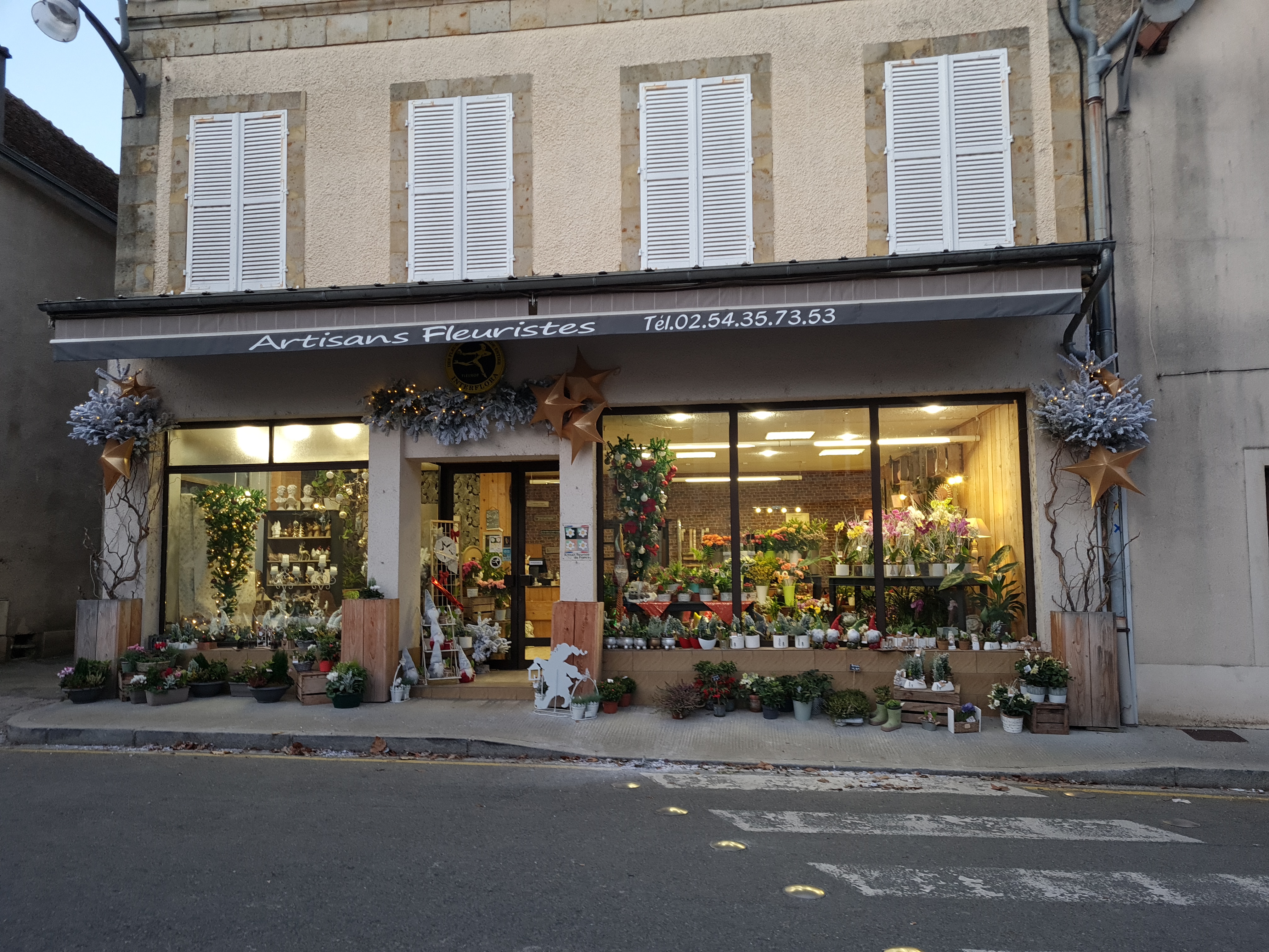 Fonds de commerce fleuriste, spacieux et lumineux, sur commune idéalement située, sur place commerçante.
Parking gratuit devant la boutique.
Aucune concurrence a moins de 20km.
En plus d'une clientèle locale, son emplacement permet également d'interpeller un large public.
La boutique est composée d'un espace de vente de 50m2 environ avec une très grande vitrine et équipée d'une climatisation réversible, de plusieurs espaces de stockage sur l'arrière du magasin, ainsi qu'un atelier d'environ 15m2.
En sous sol, une chambre froide d'environ 10m2, un atelier ainsi qu'un espace de stockage et d'une cave voutée.
Loyer 550€
CA en constante augmentation