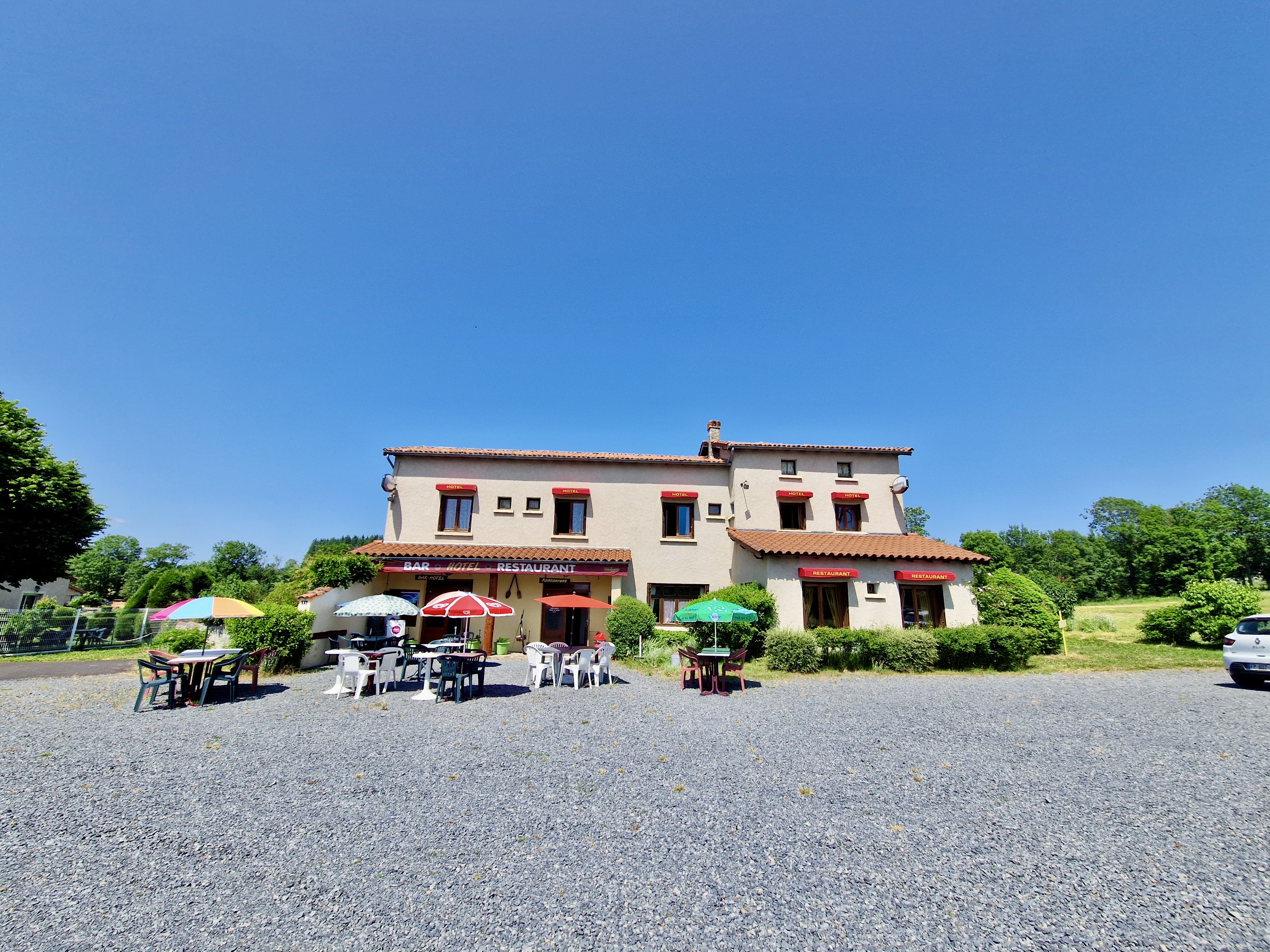 À vendre : fonds de commerce restaurant et chambres d’hôtes, idéalement situé à Saint-Eugénie-de-Villeneuve (Haute-Loire), sur un axe routier très fréquenté. L’activité touristique saisonnière est particulièrement dynamique d’avril à novembre, portée par un flux régulier de vacanciers et de visiteurs de passage. Situé sur un axe routier très fréquenté, l’établissement bénéficie d’une excellente visibilité et d’un fort potentiel de fréquentation. La région, prisée pour son patrimoine naturel et culturel, attire chaque année de nombreux touristes, ce qui assure une belle rentabilité sur la période haute. Ce contexte favorable fait de ce fonds de commerce une opportunité idéale pour un repreneur souhaitant s’installer dans un cadre attractif et développer une activité pérenne. L’établissement se compose de 9 chambres spacieuses et lumineuses, chacune équipée de sa salle d’eau privative, offrant confort à une clientèle touristique. La partie restauration comprend deux salles conviviales ainsi qu’un espace bar, permettant d’accueillir aussi bien une clientèle locale qu’un flux régulier de visiteurs grâce à sa situation sur la Nationale 102. Un lieu à fort potentiel. Un grand parking récent complète l'ensemble. Grâce à sa configuration et son emplacement, cette propriété se prête aussi bien à une activité hôtelière classique qu’à un gîte de groupe, un relais motard, une auberge gastronomique ou encore un lieu d’accueil touristique et événementiel. Un chiffre d'affaires annuel d'environ 80.000 € à développer grâce à de nouvelles formules, des événements et une terrasse extérieure. Prix Murs et fonds de 315.000 € + 20.000 € de frais d'agence.