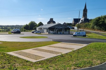 Local commercial d'environ 260 m² situé dans le bourg de la commune déléguée de LE VRETOT, à 700m de l'axe Bricquebec-en-Cotentin - Barneville-Carteret.

Ce bâtiment offre de nombreuses possibilités d'activités : commerce multi-services, restaurant, boulangerie mais aussi activité type traiteur. Espace extérieur récemment aménagé et possibilité de terrasse. 

Il est composé de : 
- une surface de vente (env. 90 m²), 
- une cuisine (env. 19 m²) et une arrière-cuisine (env. 10 m²), 
- un laboratoire équipé de panneaux sandwich (env. 61 m²)
- une chambre froide (d'env. 3 m²),  
- un espace de stockage équipé d'une porte sectionnelle et de W.C. et salle d'eau (env. 56 m²).

Possibilité de location ou d'achat : 
- Prix de vente : 210 000 € net vendeur. 
- Montant du loyer H.T. : 1 068 € H.T.