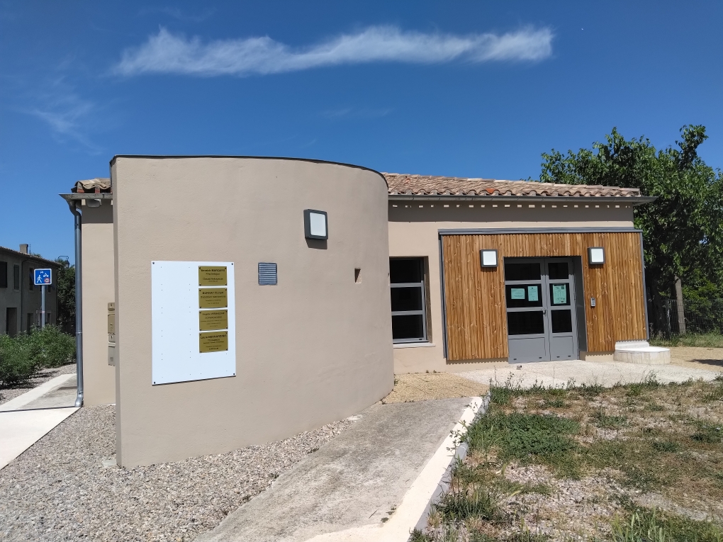 Le centre de santé pluriprofessionnel de la commune VAL-DE-DAGNE (fusion des villages de Montlaur et Pradelles-en-Val) a ouvert en 2025. 
Aujourd’hui, nous recherchons un deuxième médecin avec possibilité d’installation en libéral ou en tant que salarié. 
Le centre de santé accueille actuellement plusieurs professionnels : 
un médecin, une infirmière en pratique avancée (IPA), un diététicien, 
une psychologue et 2 psychothérapeutes.

VAL-DE-DAGNE est une commune dynamique et attractive qui offre toutes les commodités :
-	Crèche, écoles maternelle et primaire, restaurant scolaire, garderie, city stade, aire de jeux,
-	Epicerie, marché local hebdomadaire,
-	Bistrot de pays, restaurants,
-	Nombreuses associations culturelles et de loisirs.
Cadre de vie exceptionnel au cœur des Corbières dans l’Aude, à seulement 25 mn de Carcassonne, 45 mn de Narbonne, 1h de Montpellier et de Toulouse, 1h de mer et 1h30 de la montagne, proximité des lieux attractifs : Cité de Carcassonne, châteaux cathares, canal du midi, abbayes et sentiers de randonnées...