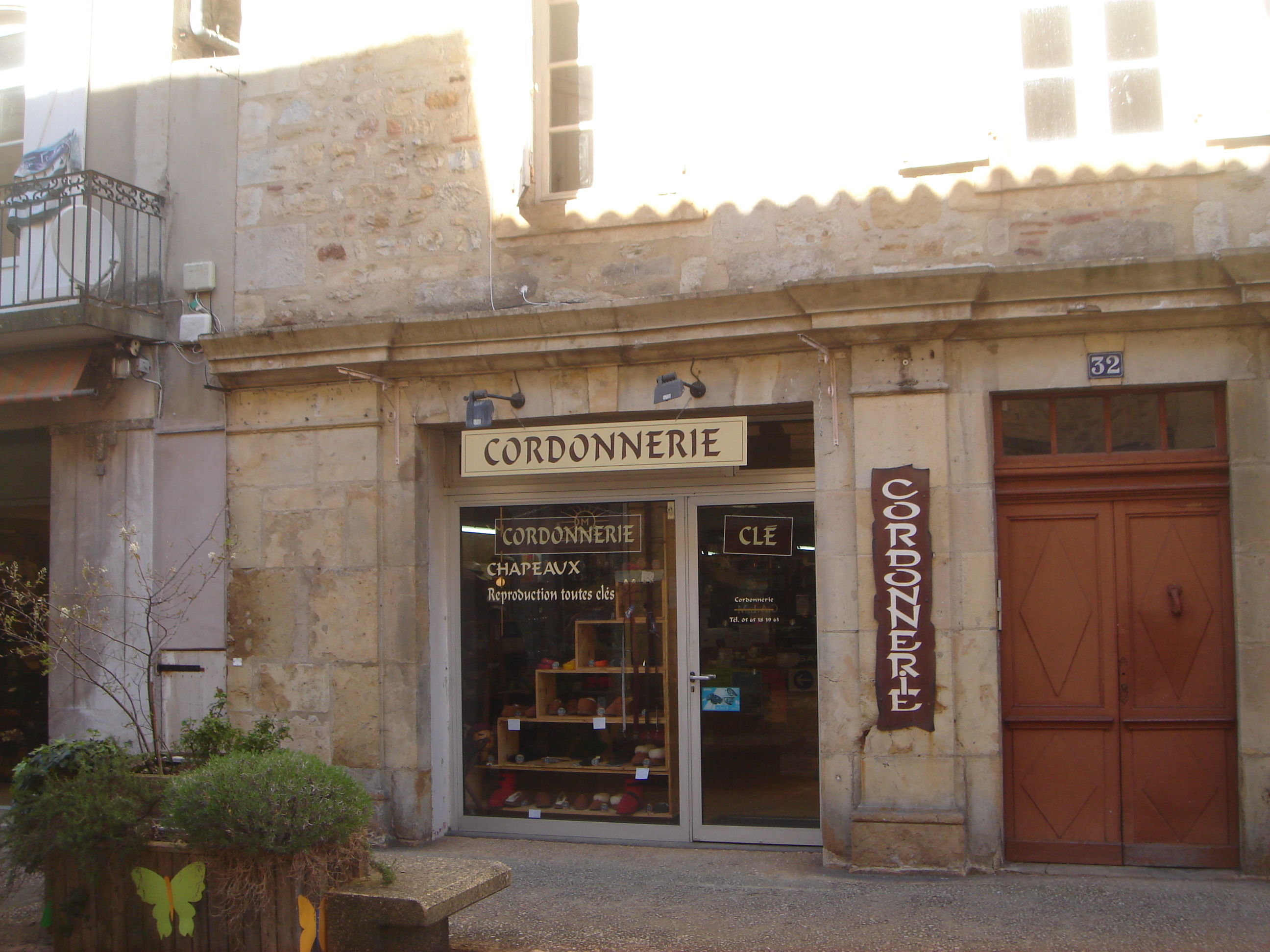Cause retraite vente de la dernière  cordonnerie en activité à 50 kms à la ronde avec donc un beau potentiel de progression dans une petite ville du lot chargée d,histoire,au coeur d,une region magnifique,au carrefour de la dordogne,du cantal et de la corréze. 
St Céré,proche des villes de Biars et de Bretenoux (6kms usines Andros,Pierrot Gourmand,gare sncf,  plus de 20000 habitants) a donc tous les atouts pour accueillir une famille,avec école, colége,lycée,cinéma,théatre, piscine,hospital, nombreux clubs sportif et activités culturelles qui attirent une clientèle parisienne et touristique pendant les vacances ,ainsi que la proximité des sites mondialement connus de Rocamadour et le gouffre de Padirac. 
  
Le local de 61m²est situé dans la rue principale avec tous les commerces; la cordonnerie comprend la réparetion,la reproduction de toutes clés,la vente de produits d,entretient,de ceintures cuir,de chaussons en peaux d,agneau,chapeaux et casquettes. 

Demande de renseignements par mail ou sms.