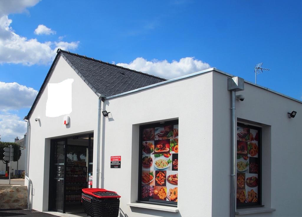 Centre-ville d'Erdeven.
Local commercial composé d'un espace de vente, une réserve avec 2 chambres froides, une salle de préparation,
un vestiaire et des WC, le tout sur une parcelle bitumée et clôturée d'environ 700m².
Constructibilité additionnelle possible sur la parcelle pour du commerce ou de l'habitation.