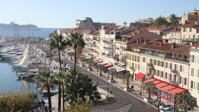 Restaurant Emplacement n°1 Cannes Port / Palais des Festivals
À vendre fonds de commerce au prix de 1 155 000 euros, idéalement situé face au port de Cannes et au Palais des Festivals, offrant une visibilité et un flux exceptionnels.
Surface : 180 m² au rez-de-chaussée
Capacité : 80 places assises intérieures + 60 places assises en terrasse
Équipements : extraction en toiture, cuisine professionnelle entièrement équipée
Atouts complémentaires : à l’étage, deux appartements de fonction
Chiffres clés :
Chiffre d’affaires : 820 000 euros
Résultat net : 72 000 euros
Loyer mensuel : 11 000 euros
Cet établissement bénéficie d’un emplacement numéro 1 à Cannes, au coeur l’activité événementielle et touristique, garantissant un fort potentiel de développement.
Opportunité rare, idéal pour un professionnel de la restauration souhaitant s’implanter sur la Côte d’Azur.