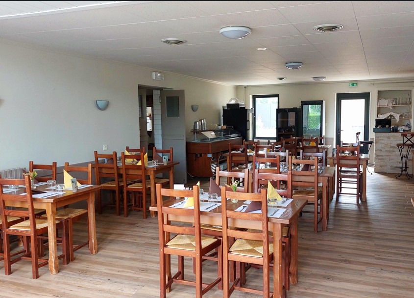 Au coeur de la campagne charolaise, un bar-restaurant tout équipé et bien placé vous attend ! Vous aimez la campagne ? Vous êtes cuisinier ou cuisinière, venez reprendre cet établissement communal, totalement et immédiatement opérationnel, entièrement rénové et composé de :
- une grande salle de 50 couverts,
- une salle plus petite pouvant être privatisée ou servir de salon (entrée indépendante donnant sur la terrasse),
- un espace bar indépendant du restaurant (entrée séparée) mais communicant en interne,
- cuisine, labo et réserves bien dimensionnés et équipés,
- sanitaires avec accès PMR,
- belle terrasse protégée par 2 magnifiques tilleuls (50 couverts également).
- un logement au-dessus est mis à disposition (3 chambres, séjour et sdb).
- un stationnement tout autour et au coeur du village.
En résumé un lieu de vie pour le quotidien de ses habitants, les salariés des entreprises proches et les touristes de passage le long des voies et des canaux.
La municipalité, propriétaire des murs, est une collectivité à l'écoute, facilitatrice, encourageant des professionnels engagés et conviviaux. 

Hautefond c'est 215 habitants, 4 entreprises importantes, un tissu associatif dynamique, à quelques kilomètres de Paray-le-Monial mais dans un écrin de verdure particulièrement apaisant. 
Un projet d'habitat pavillonnaire engagé par la mairie, de 16 logements verra le jour dans quelques mois, en face de cet établissement.
Pour vos enfants, le ramassage scolaire est juste devant.

Le développement peut porter sur :
- un dépôt de pain et de journaux
- une activité traiteur avec la salle des fêtes proche de l'établissement avec une forte demande (associations, fêtes privées : mariages, baptêmes, anniversaires ..),
La mairie met à sa disposition l'ensemble de cet établissement (bar-restaurant, licence IV et logement) pour un loyer mensuel de 550 euros. Bail dérogatoire d'un an et continuation en bail commercial classique. Une caution équivalent à 2 mois de loyer sera demandée.
Le Grand Charolais où se situe Hautefond est une communauté de communes riche de 3 centralités et de 44 communes au total, traversée par la Route Centre Europe, à 45 mn de Mâcon, Chalon, Moulins et Roanne. Une gare TGV au Creusot (25 mn) vous permet un accès facile sur le Nord ou le Sud de la France. Le Charolais est un territoire où il fait bon vivre, où la bonne chère est appréciée, la convivialité un art de vivre et est l'image d'une ruralité moderne et dynamique !
Alors n'hésitez plus, contactez-nous !