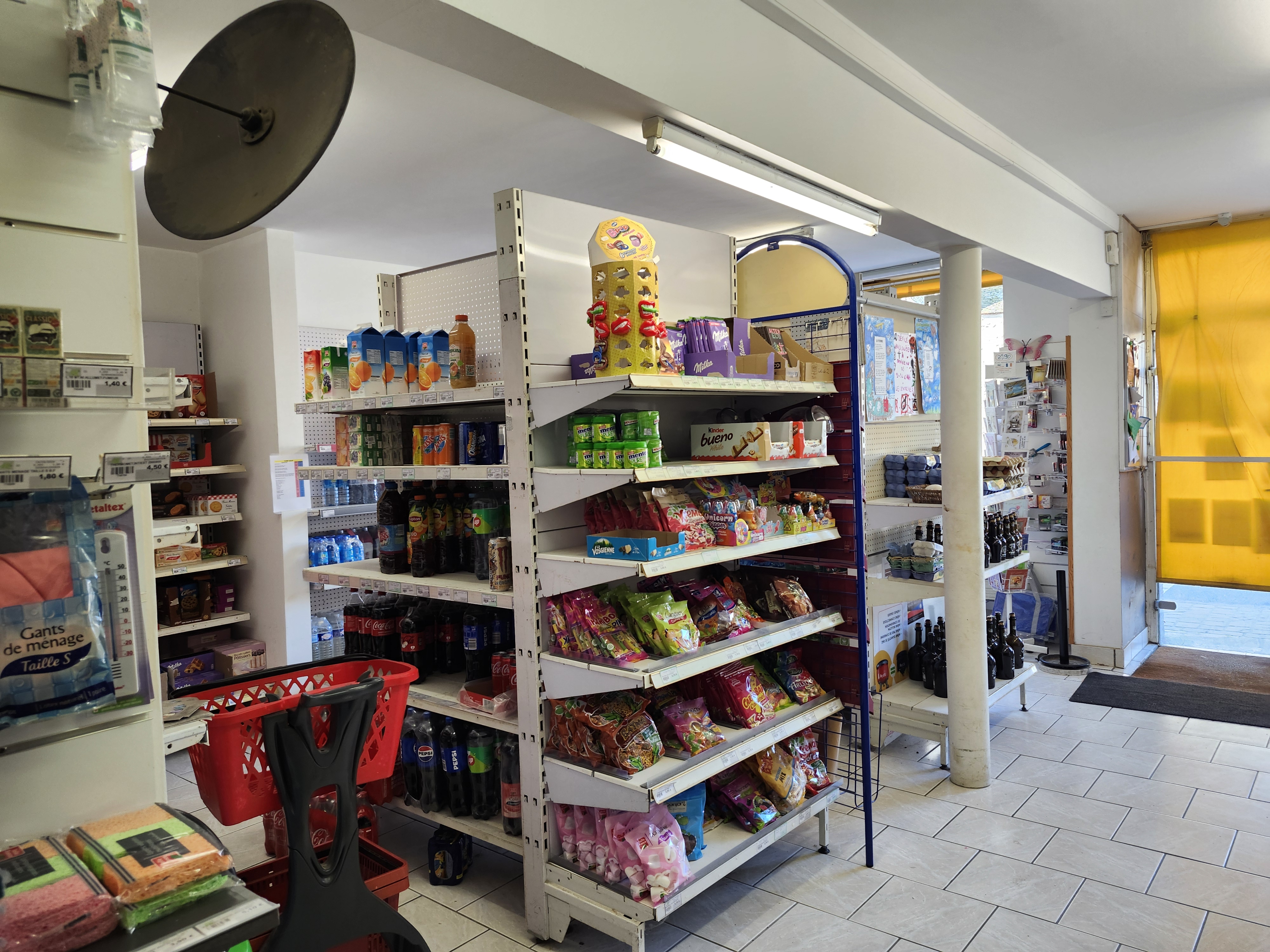 DANGEAU
Fond de commerce d'une superette dans village agréable
Dangeau village de caractère de 1200 habitants, vous serez entouré d'une boulangerie, d'un restaurant, d'une coiffeuse, d'un bar tabac, d'une agence postale communale et d'une école
Vente de produits locaux et circuits courts
Arrêt minute à la porte du magasin et parking de l'autre coté de la route, le magasin se trouve sur la place de l'église