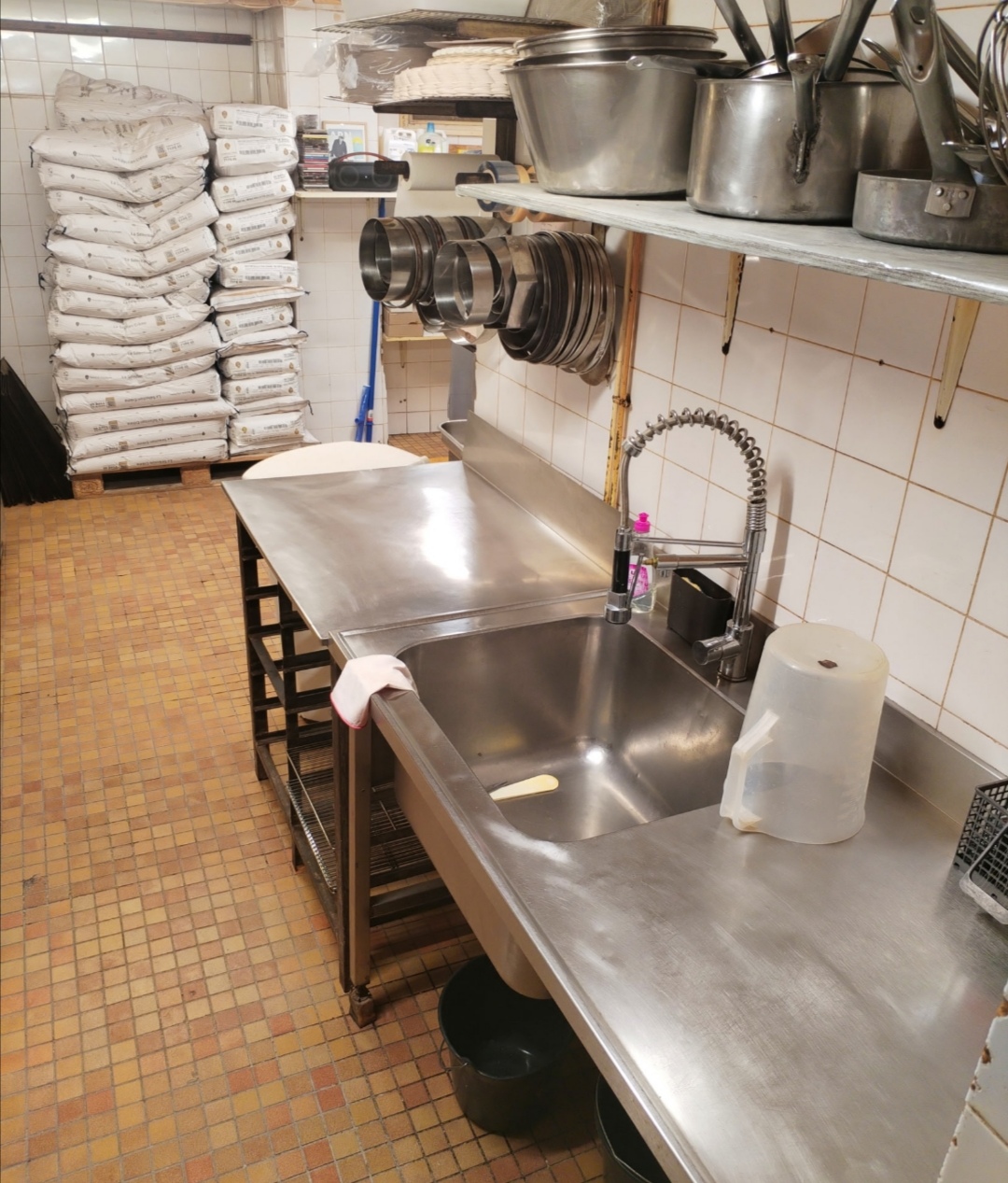 À vendre – Boulangerie-Pâtisserie proche de Mayenne

Cette boulangerie-pâtisserie, exploitée par un couple accompagné d'une vendeuse est aujourd'hui à la recherche de ses futurs repreneurs.

L'activité de boulangerie est complétée par un distributeur automatique de pain, mise à disposition gratuitement par la commune voisine  ainsi que par plusieurs dépôts y compris une 2eme boutique qui fait office de dépôts de pains et qui est mise à disposition à titre gratuit par la commue concernée. Divers livraisons et contrat extérieurs: usines, foyer logement, EHPAD, écoles et collèges, bars et restaurants, etc... offrant une clientèle fidèle et diversifiée.

La pâtisserie et le snacking représentent un véritable potentiel de développement pour les futurs acquéreurs. Le matériel est complet, régulièrement entretenu et permet de poursuivre l'activité immédiatement, sans investissement supplémentaire.

Le chiffre d'affaires est communiqué sur demande.
EBE (Excédent Brut d'exploitation) positif+++

Quelques travaux de rafraîchissement pourront être envisagés dans l'espace de vente afin que les futurs propriétaires puissent y apporter leur touche personnelle.

La partie habitation comprend, au rez-de-chaussée, une cuisine et un salon, une cour. À l'étage, vous trouverez 2 chambres, 1 partie dressing ainsi qu'une salle de bains + grenier. 

Pour préserver un bon équilibre de vie, l'établissement est fermé les lundi toute la journée et les dimanche et samedi après-midi, ainsi que cinq semaines par an pour les congés.

Une belle opportunité pour des professionnels souhaitant reprendre une affaire saine, avec une clientèle fidèle et un potentiel de développement.