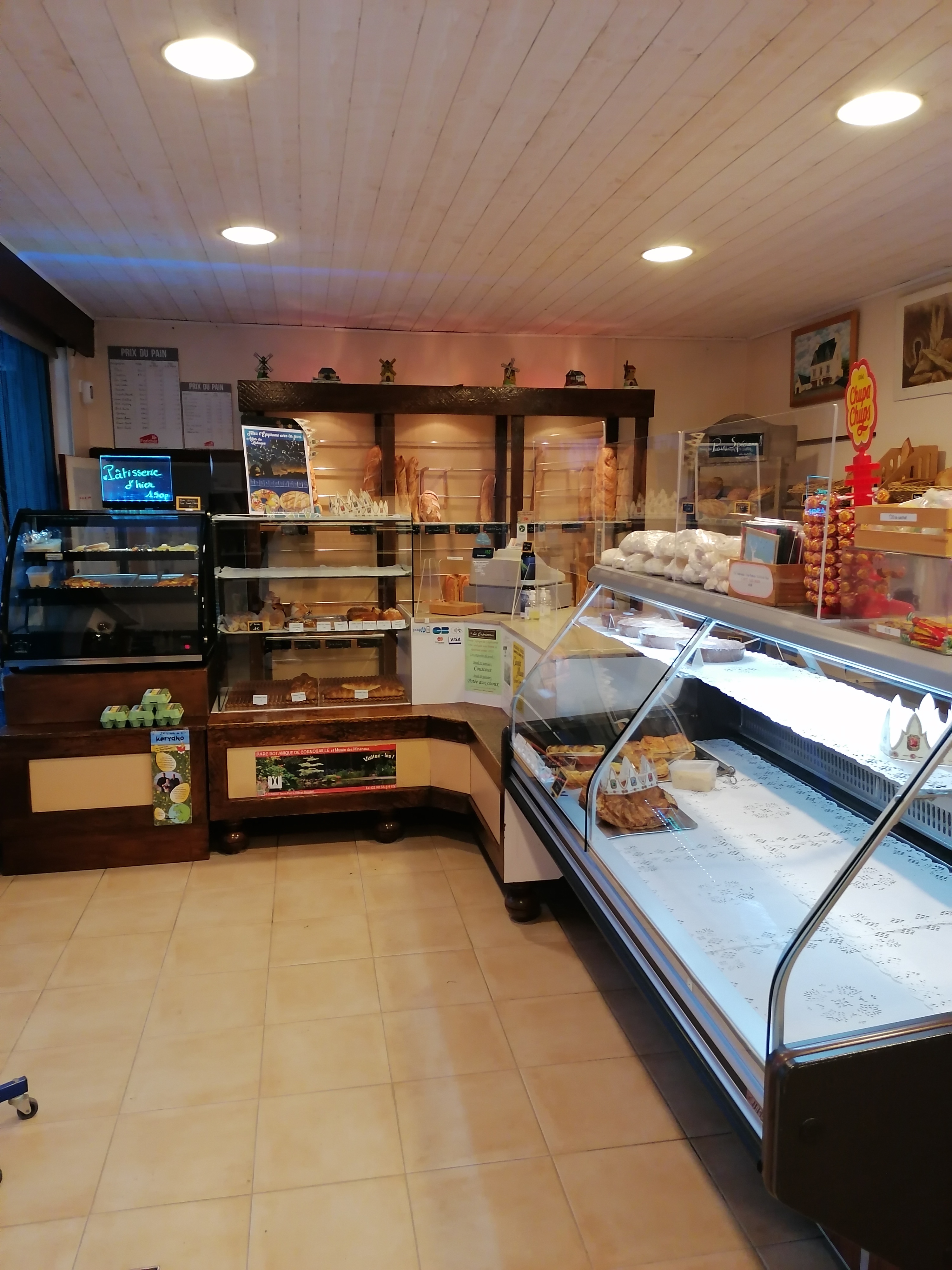 A VENDRE FOND DE COMMERCE EN BOULANGERIE PATISSERIE AVEC MAISON HABITATION 
 DANS UNE COMMUNE PROCHE DE LA MER 
TENU DEPUIS 31 ANS ET AIMERIONS PASSER LA MAIN 
POSSIBILITE VISITE PAR RENDEZ VOUS 
UN PETIT COIN DE PARADIS DU PAYS BIGOUDEN