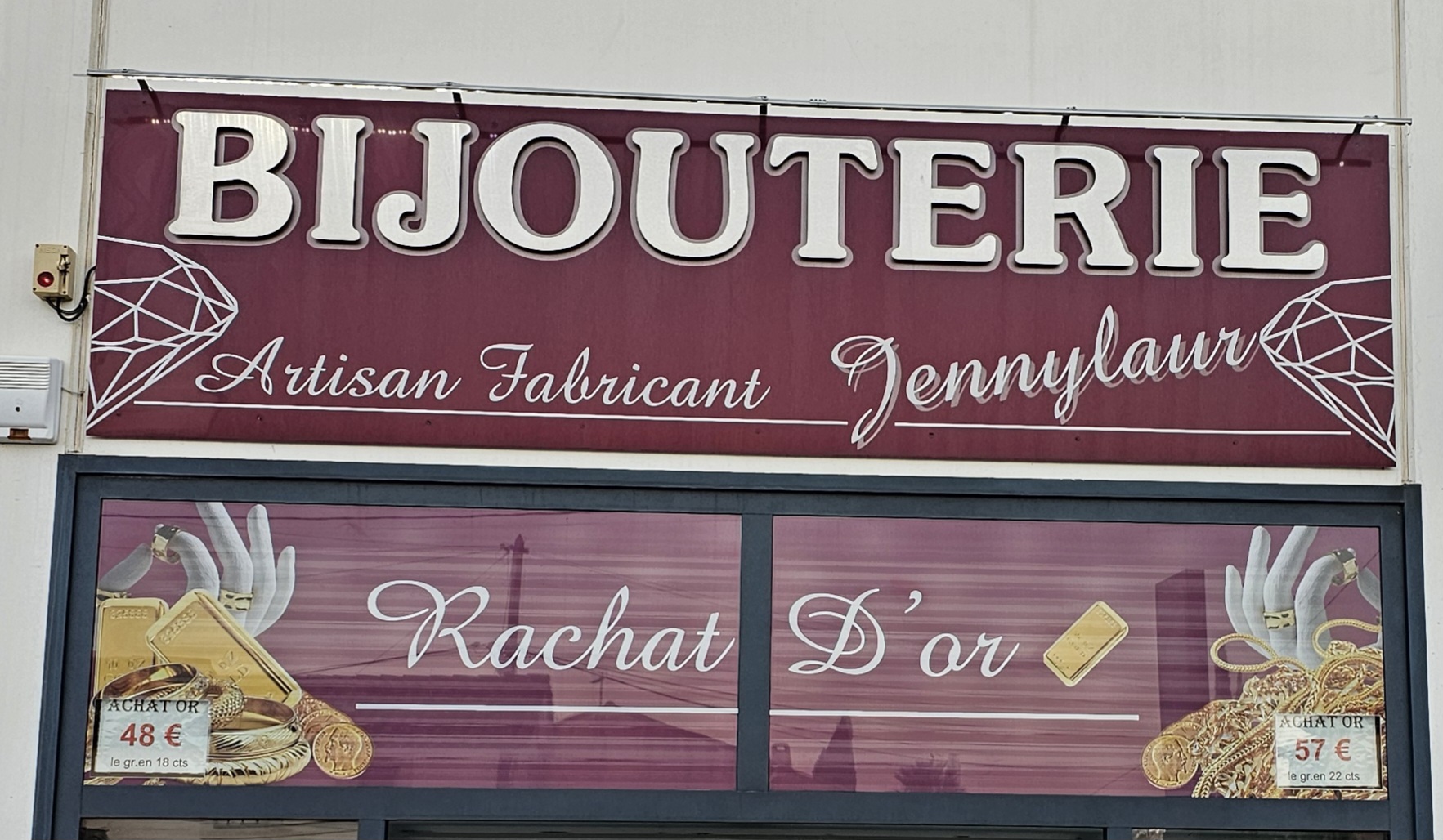 cause retraitre bijouterie  chiffre d affaire 300 000ht  35 ans implanté au village sur artère principal .  70m2 loyer 1200 euros ht  plus stock.