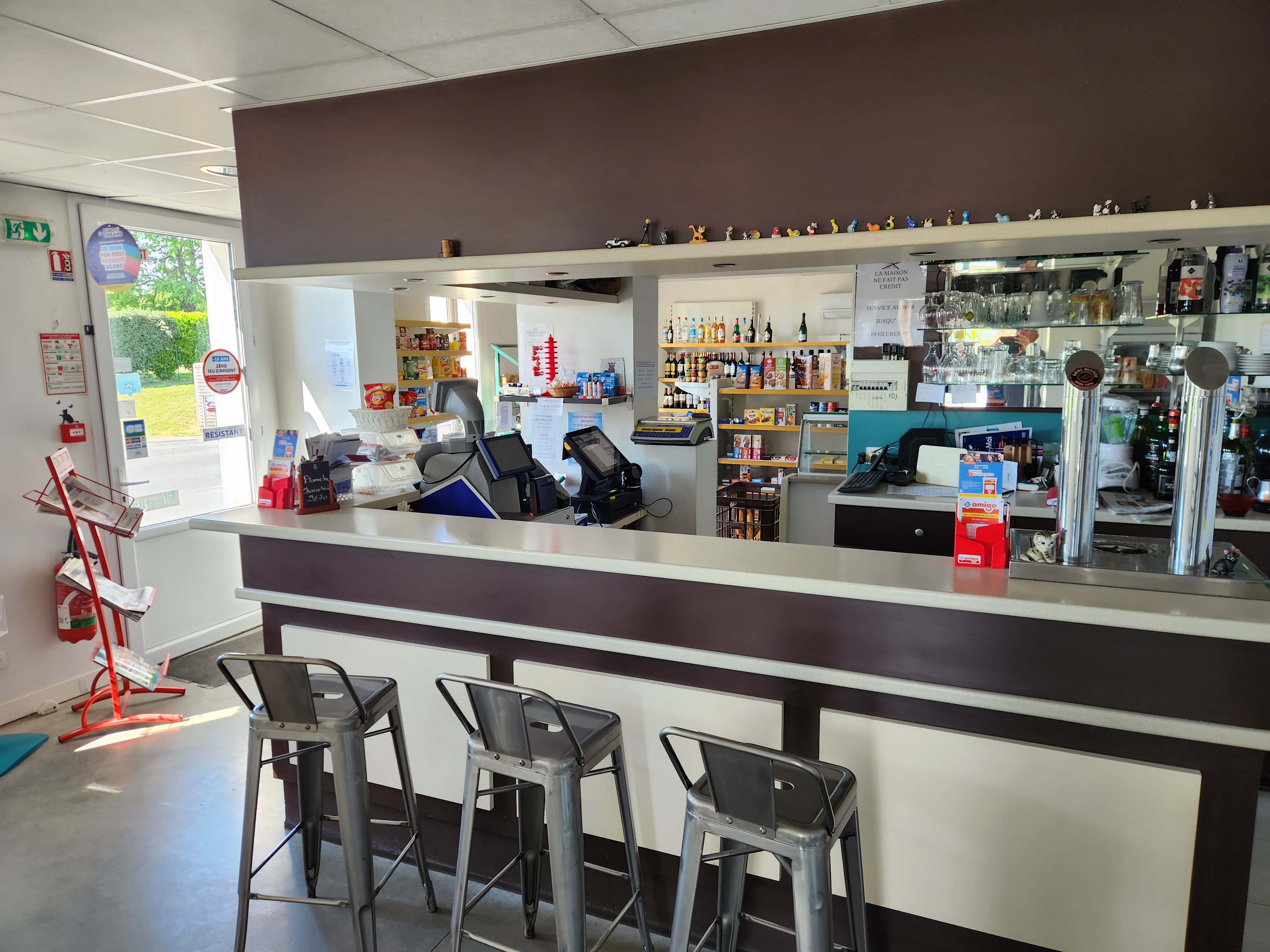 Av fonds de commerce bar restaurant épicerie FDJ cause départ retraite 17 ans activité dans petit village 1600 habitants , bordure départementale , grand parking, idéal pour couple . Bar restaurant licence 4 , intérieur 26 places , terrasse couverte , jusqu’à 30/35 places . petite épicerie de dépannage .

 Point de vente FDJ 

Cuisine équipée pour pizzas ( presse et four ) et matériel pour restauration classique. Pas de contrat bière . Petit loyer , bâtiment communal.

 Importante possibilité de développement, (actuellement, pas de bar/restauration le soir, fermé 20h00)