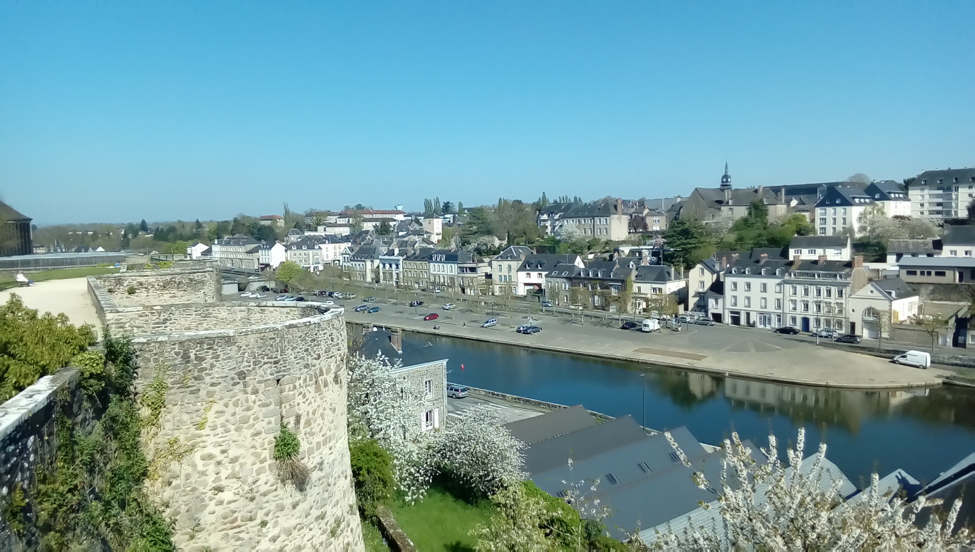 Hôtel 20 numéros centre ville ,  avec vue sur La Mayenne, Parking, appartement de fonction, possibilité d'achat des Murs, nouveau Bail pour les repreneurs du fond de commerce.