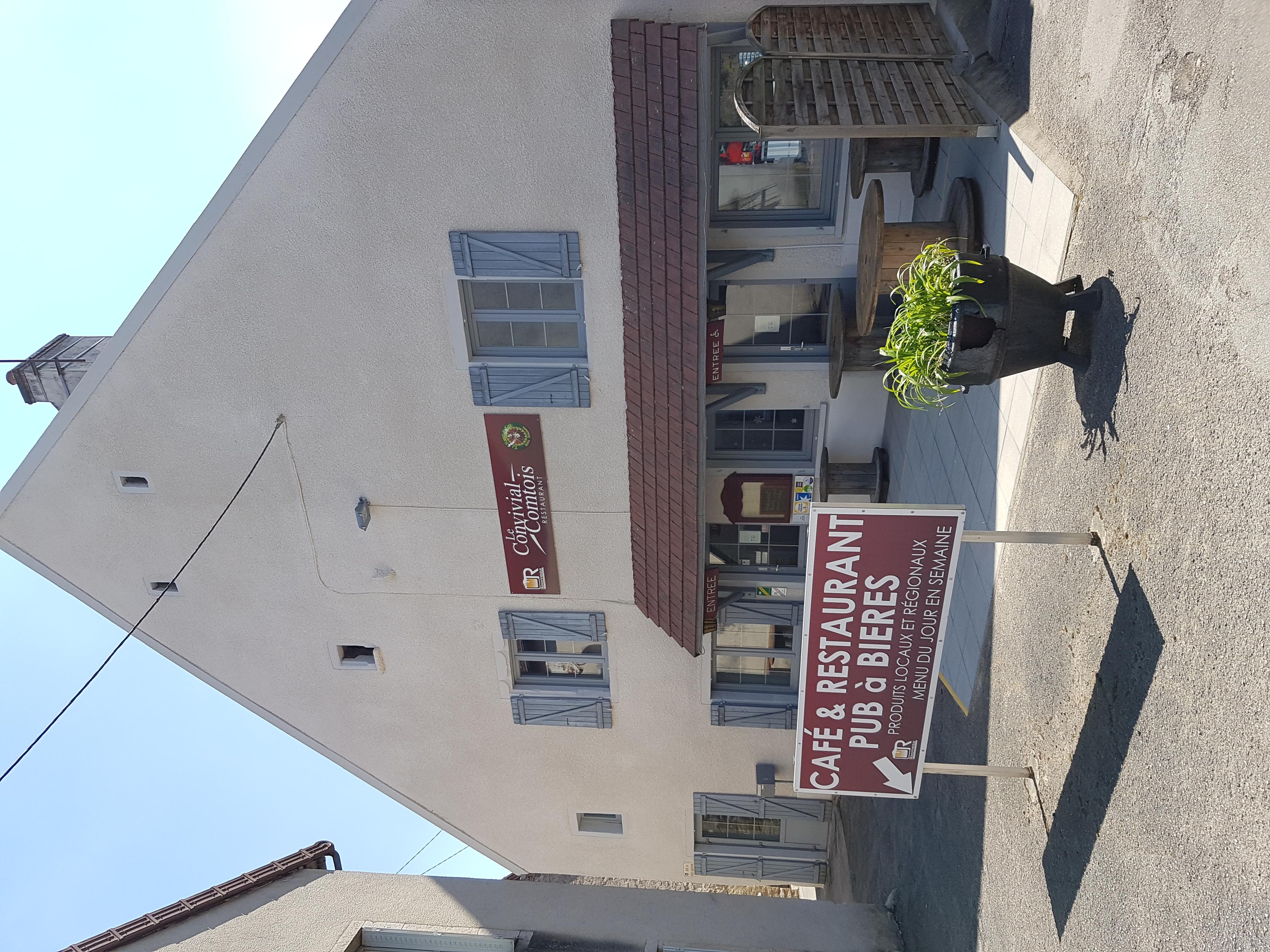Urgent cause santé a vendre restaurant  dans le jura à Moissey sortie d autoroute A,36 entre Dole,Dijon,Besançon et Vesoul dans un petit village de moins de 600 habitants tous commerces école, crèche , transport
50 couverts hors terrasse 
Bâtiment de 225 M2 125m2 de restaurant et logement De 100 M2 plus dépendances de 53m2 cavé de chambre froide
Fond de commerces 70000 €
Loyer 1200€ sans logement 
Loyer 1650€ avec logement 
Grand parking à proximité
Possibilité d acheter les murs l207500€
Frais d agence compris 
L ensemble 260000€