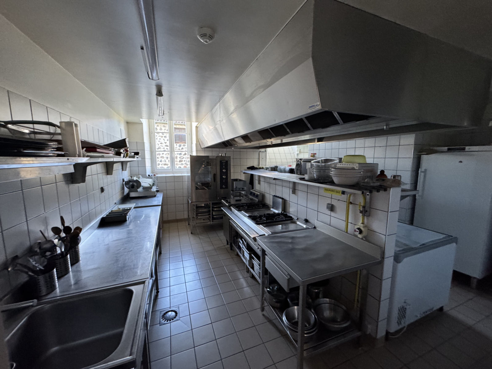 Situé en plein centre d’un charmant village de Haute-Loire, à proximité du Lac du Bouchet et des gorges de l’Allier, cet ancien hôtel-bar-restaurant offre un fort potentiel pour un projet d’accueil ou de résidence familiale ou de création de nouveau fond de commerce.
Le bien se compose de :
10 chambres réparties sur plusieurs niveaux, idéales pour créer des chambres d’hôtes ou accueillir une grande famille.
Une belle salle de restauration, lumineuse et spacieuse, parfaite pour conserver une activité de restauration, aménager un espace convivial ou transformer en salle de réception ou de grande pièce à vivre.
Un emplacement privilégié : Proche du chemin de Stevenson et traversé par le GR 470, au cœur d’un secteur touristique et nature, apprécié des randonneurs et voyageurs en quête d’authenticité.
Ce bien peut être vendu à titre professionnel ou en maison d’habitation, ce qui lui confère une réelle liberté d’aménagement selon vos envies et projets.
Avec son charme, son histoire et son potentiel, il représente une opportunité rare pour développer une activité touristique (chambres d’hôtes, gîte, accueil de groupes) ou pour créer une vaste maison familiale dans un cadre préservé et dynamique.
264 000 euros Mur et matériels complet