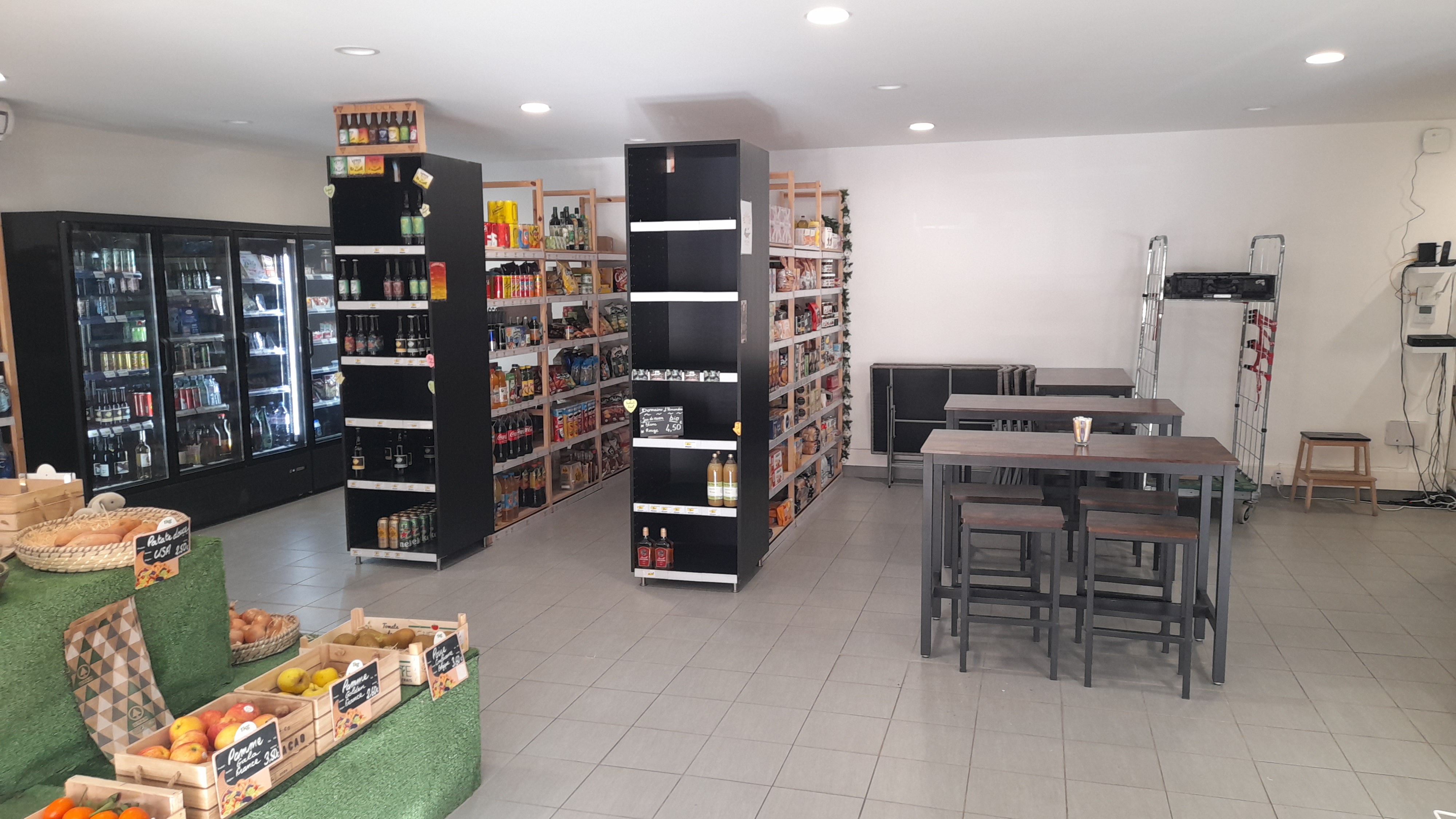 Vend fonds de commerce d'une épicerie multiservices située à Carsan dans le Gard (30), commune de 800 habitants. Le magasin dispose d'une surface de vente de 100M2 et d'une réserve de 30m2.
Matériel : chambre froide positive, banque réfrigérée, vitrine réfrigérée murale de 3 portes et 1 porte, 1 1 congélateur mural, rôtissoire 12 poulets et différents matériels de cuisine ainsi que du mobilier.
Licence III et licence petite restauration.