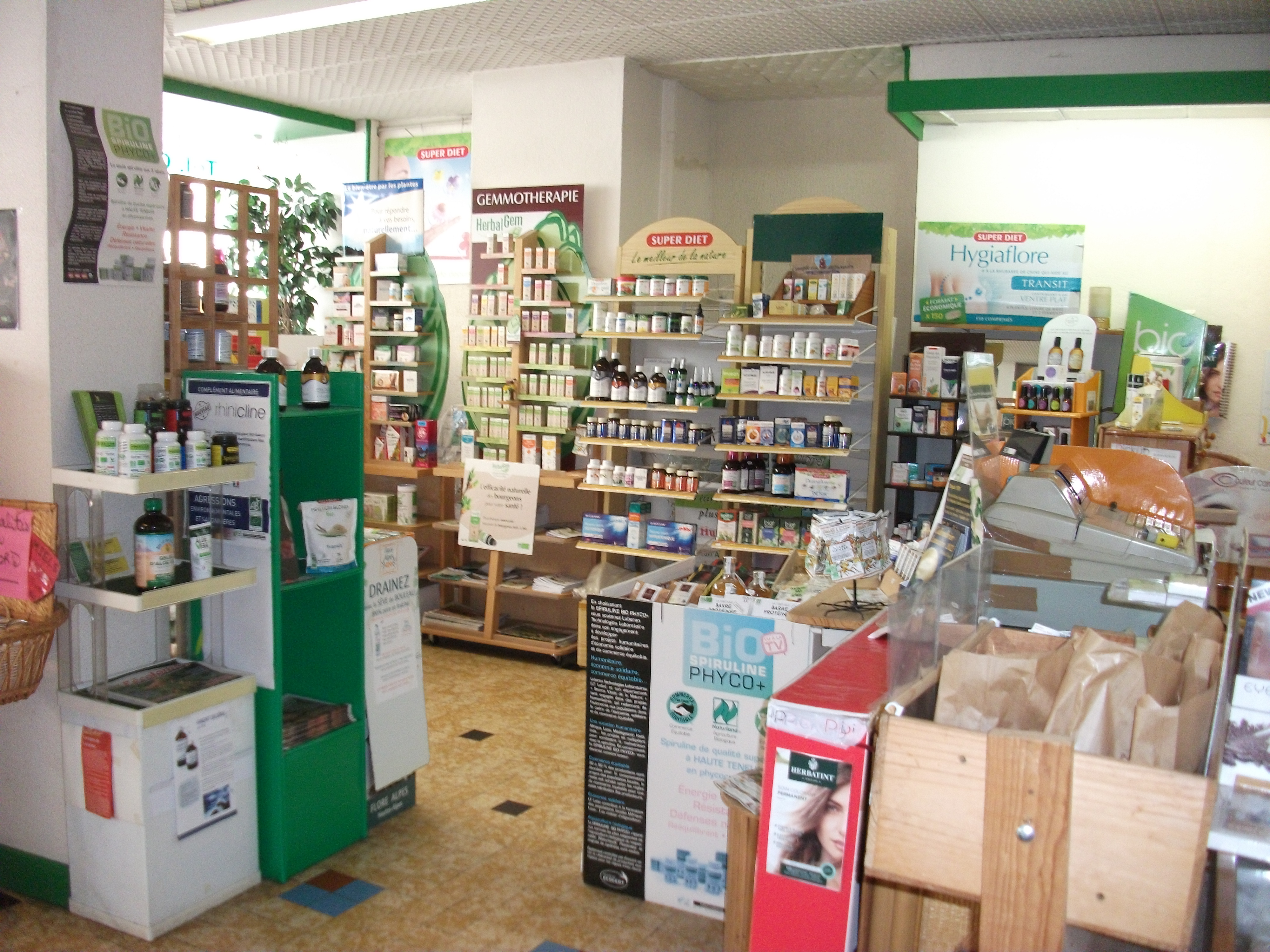 FDC BIO dans la belle et agréable région du LOT 46, à  SOUILLAC, proche des lieux touristiques de SARLAT, ROCAMADOUR.. 
Alimentation bio- compléments alimentaires- produits de toilette et d'entretien - cosmétiques - cadeaux.. Relais colis.
Clientèle locale fidèle et touristique. Bonne notoriété depuis sa création il y a 23 ans.Peut encore se développer.  Situation centre ville près de la place du marché-stationnements gratuits- quartier commerçant vivant toute l'année. Beau local fonctionnel, clair, tempéré entièrement équipé pour l'activité. Surface 90 m2  avec 2 grandes vitrines + réserve/bureau avec coin cuisine - WC . Accompagnement et formation possible. Loyer interessant.  50000 euro + stock