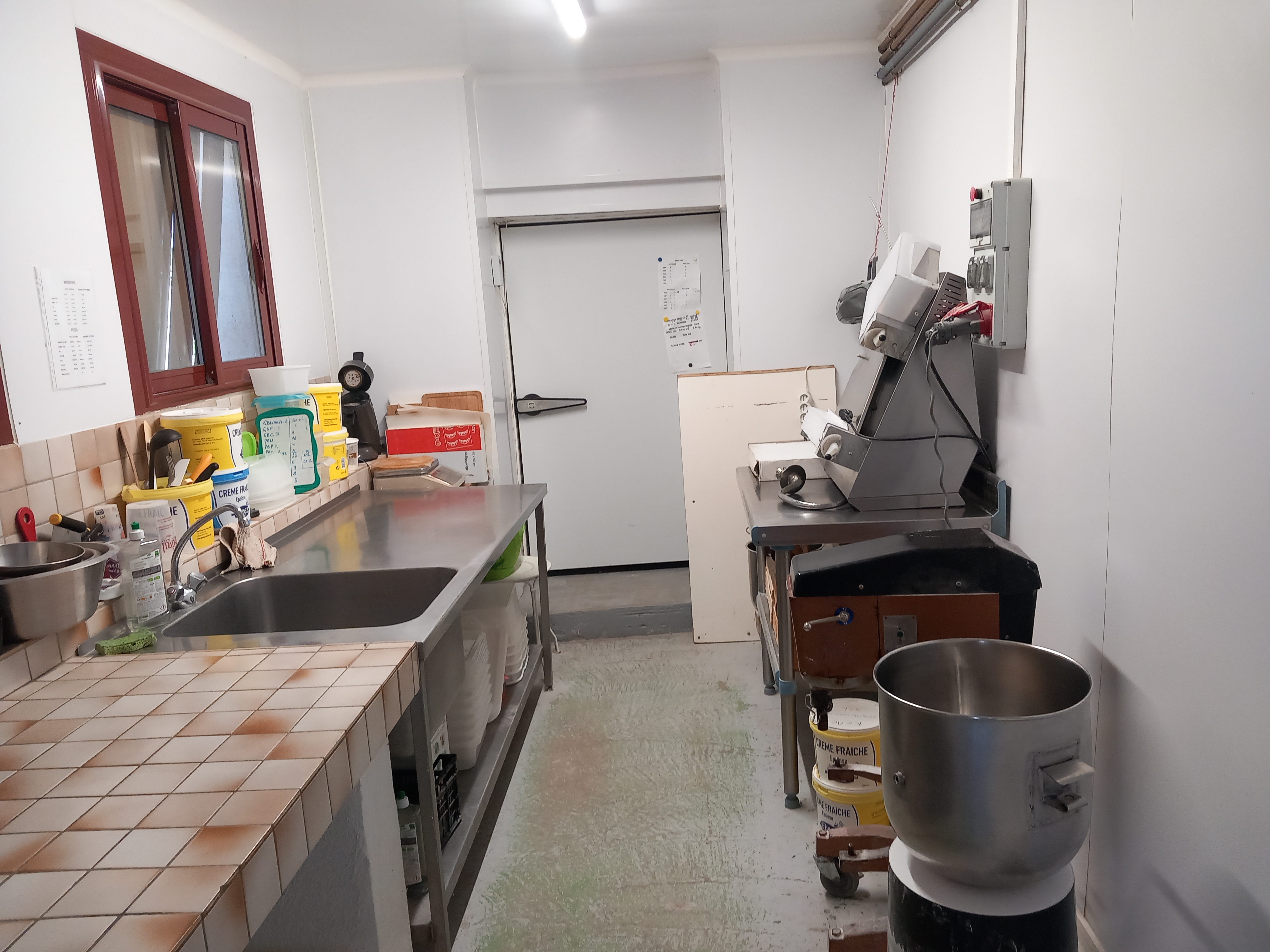 Fabrication et vente pains, tartes, brioches, pizzas cuits au feu de bois
2 labos, 2 chambres  froide ,pétrins
Cultivons notre blé pour la farine
2 marchés par semaine
Magasin ouvert vendredi et samedi matin
Cessation d'activité le 31 12 2025 retraite
Maison d'habitation à vendre