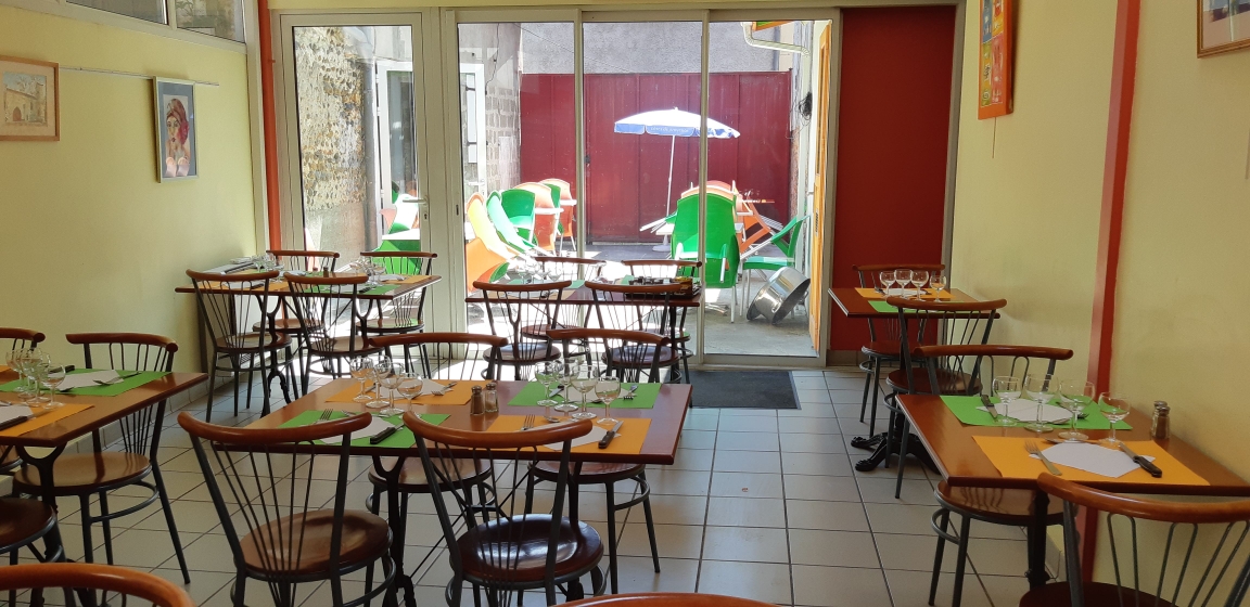 Après 37 ans d'activité, je cède mon restaurant situé à Grenade sur l'Adour (40),commune dynamique de 2500 habitants.
 Etablissement entièrement  équipe avec licence IV, salle de 50 couverts, terrasse de 25 couverts, cuisine professionnelle et emplacement visible en bordure de départementale avec parkings à proximité .
Activité volontairement réduite depuis le COVID car exploitation seul en vue de la retraite . Malgré cela, chiffre d'affaires 2025 : 116 000€ HT . Avant COVID : environ 190 000€ HT .
loyer attractif de 700/mois, fort potentiel de développement : réouverture du bar, services supplémentaires, pizzas, évènements locaux et fêtes du village.
Prix du fonds : 50 000€ (frais d'agence 7000€)
Accompagnement possible du repreneur.