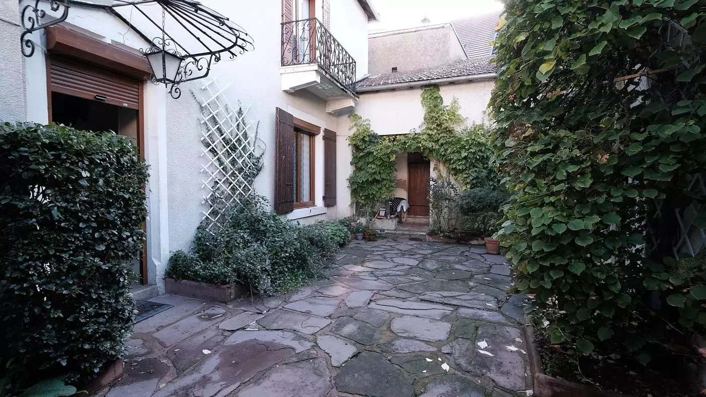 A vendre : Local commercial de 80 m², accompagné de deux pièces polyvalentes et d'un WC, parfaits pour donner vie à vos projets professionnels ou pour créer un espace de rangement. 
Le bâtiment, d’une surface totale de 210m², érigé sur un terrain de 306 m², est idéalement situé en plein centre du village de Luzy (58170), en plein cœur de la Bourgogne. Réputée pour son environnement verdoyant et sa qualité de vie.
 À l'étage, un appartement spacieux vous attend. Il se compose d'une cuisine, d'un lumineux salon/séjour, de trois chambres et d'une salle d'eau. Un cagibi attenant offre un accès à un grand grenier aménageable, laissant libre cours à votre imagination pour créer un espace supplémentaire selon vos besoins. L'ensemble de ce bien est agrémenté d'une charmante cour, de deux caves et de plusieurs dépendances, offrant ainsi un espace de stockage appréciable. Multiples possibilités d'aménagement. Une propriété offrant un potentiel intéressant pour différents projets d'investissement ou de résidence principale.