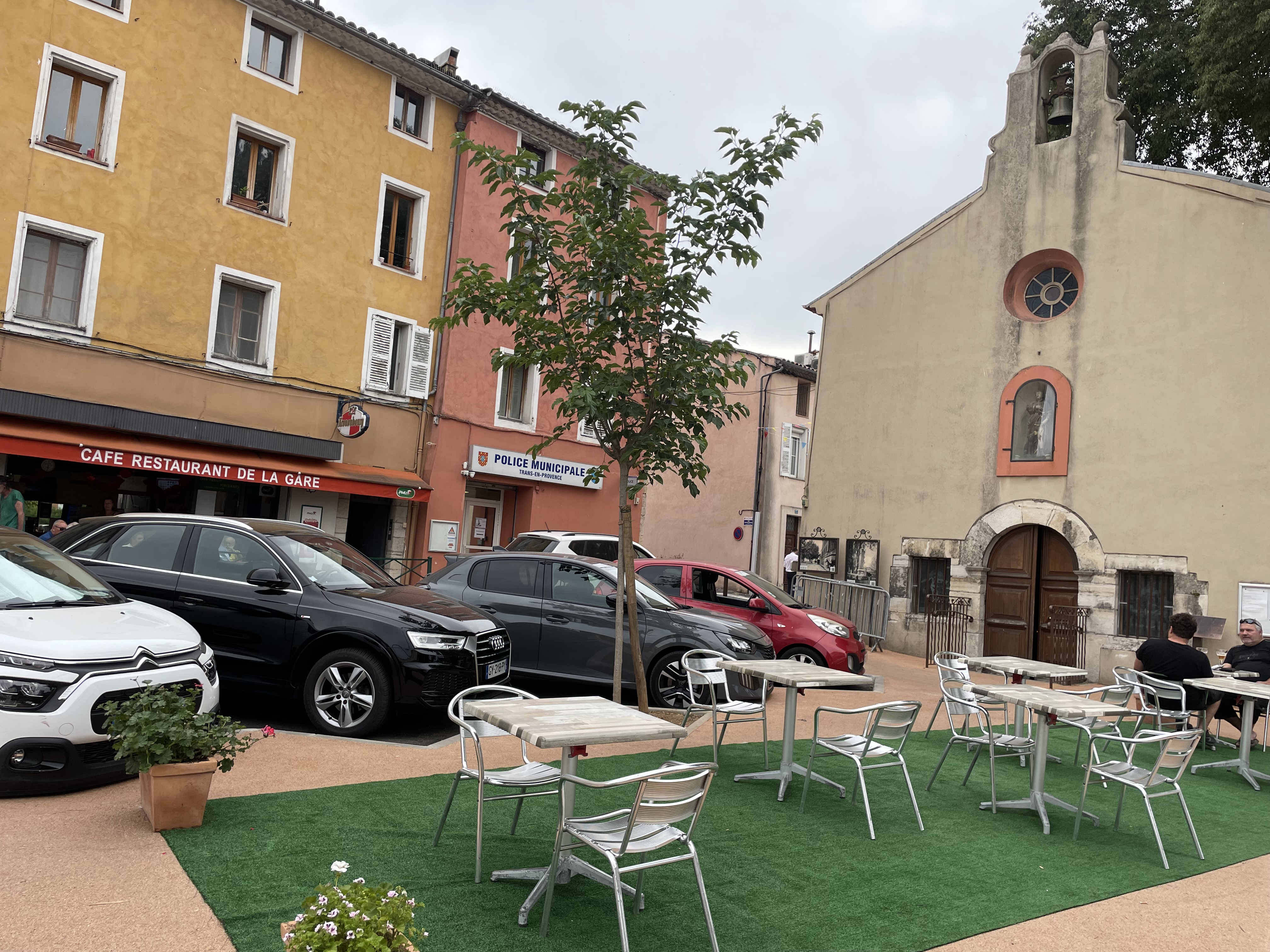 BAR CAFÉ RESTAURANT AVEC SYSTÈME D'EXTRACTION- PMU - FDJ
Situé à Trans-en-Provence (département du Var), au cœur de la région Provence-Alpes-Côte d'Azur, ce restaurant bénéficie d'un emplacement stratégique idéal entre la côte et l'arrière-pays.
À seulement 10 minutes (environ 5 km) de Draguignan, à proximité des axes routiers principaux, offrant un accès facile.
Le restaurant est en bon état et dispose d'une surface totale d'environ 159 m², incluant une terrasse arrière de 46 m². L'agencement comprend :
• Une vaste salle de restauration de 74 m²
• Une grande cuisine séparée (équipée d'un système d'extraction)
• Un espace de stockage
• Des sanitaires
• Une cave
Atout majeur : comprend un appartement de 3 pièces (83 m²) à l'étage avec accès direct au restaurant — très pratique pour habiter sur place et gérer l'activité.
Emplacement pratique :
• À environ 1 heure de route d'Aix-en-Provence
• À environ 1 heure 30 de Marseille
• À seulement 30 minutes de la côte (Fréjus, Saint-Raphaël)
Attire une clientèle locale nombreuse ainsi que des touristes.
Bail commercial valable jusqu'en septembre 2032.
Loyer : 2 077 €/mois (charges et appartement à l'étage inclus).