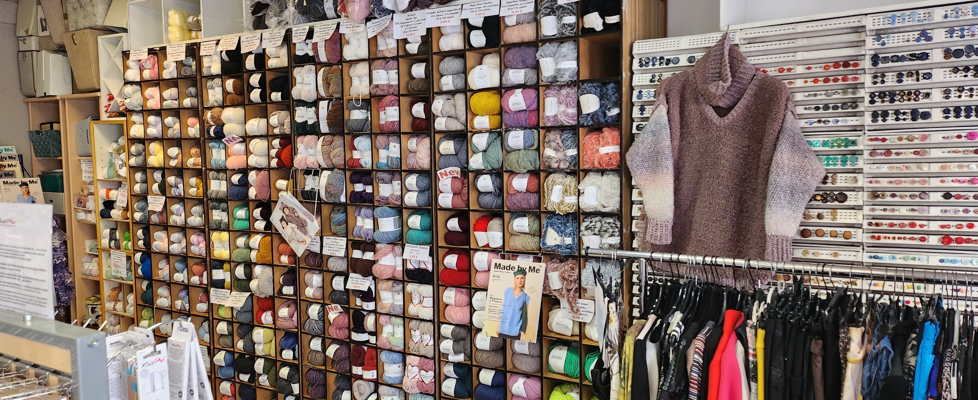 Vente de laine ,mercerie 
Vente de machine à coudre ,brodeuse ,surjeteuse, imprimante tissus Marque BROTHER
Dépannage en machine  toute marque
Situé en centre ville de Périgueux dans rue très passante
local de 80 M2 dont un petit atelier pour le dépannage + réserve en sous-sol environ 20 M2, équipé de portes automatique PORTIS
Loyer de 900€ charges locatives comprise sauf électricité