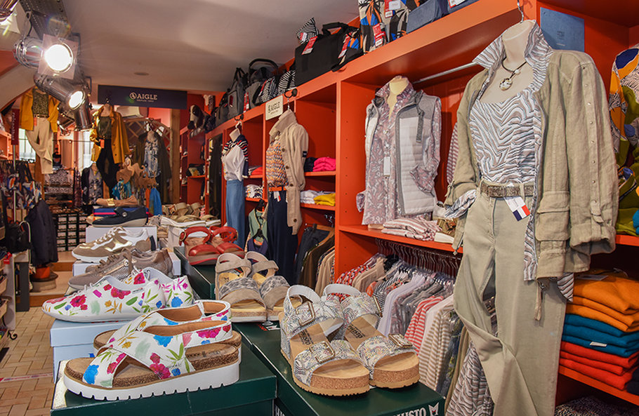 Située au cœur de Cosne-Cours-sur-Loire, cette boutique de prêt-à-porter féminin, chaussures et accessoires bénéficie d'une excellente notoriété. Elle attire une clientèle fidèle provenant du bassin Sancerrois, du Loiret et de la Nièvre, ainsi que des résidents secondaires et touristes, notamment parisiens.

Points forts du commerce :
•	Emplacement stratégique en centre-ville, offrant une visibilité optimale.
•	Offre diversifiée de vêtements, chaussures et accessoires de marques reconnues.
•	Clientèle locale fidèle et régulière.
•	Locaux en excellent état, sans travaux à prévoir, avec une bonne isolation thermique permettant une maîtrise des charges.
•	Affaire immédiatement exploitable. 

Données financières :
•	Chiffre d'affaires annuel : plus de 240 000 €.
•	Excédent Brut d'Exploitation (EBE) : supérieur à 40 000 €.
•	Prix de cession du fonds de commerce : 110 000 €.

Cette opportunité conviendrait parfaitement à une personne passionnée par le commerce de détail, souhaitant s'investir dans une activité rentable au sein d'une commune dynamique.

Pour plus d'informations ou pour manifester votre intérêt, veuillez contacter la Chambre de Commerce et d'Industrie (CCI) de la Nièvre via le site Transentreprise : https://www.transentreprise.com/offres/fiche/BFC240772C/boutique-de-pret-a-porter-chaussure-et-bagagerie/bourgogne-franche-comte/nievre/bourgogne-nivernaise